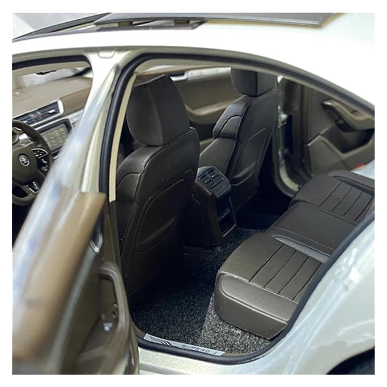Metallo Scala Replica 1 18 Per SKODA SUPERB Modello Di Auto In Lega Pressofusa Veicoli In Metallo Simulazione Collezione Decorazione Hobby Veicoli Giochi Set