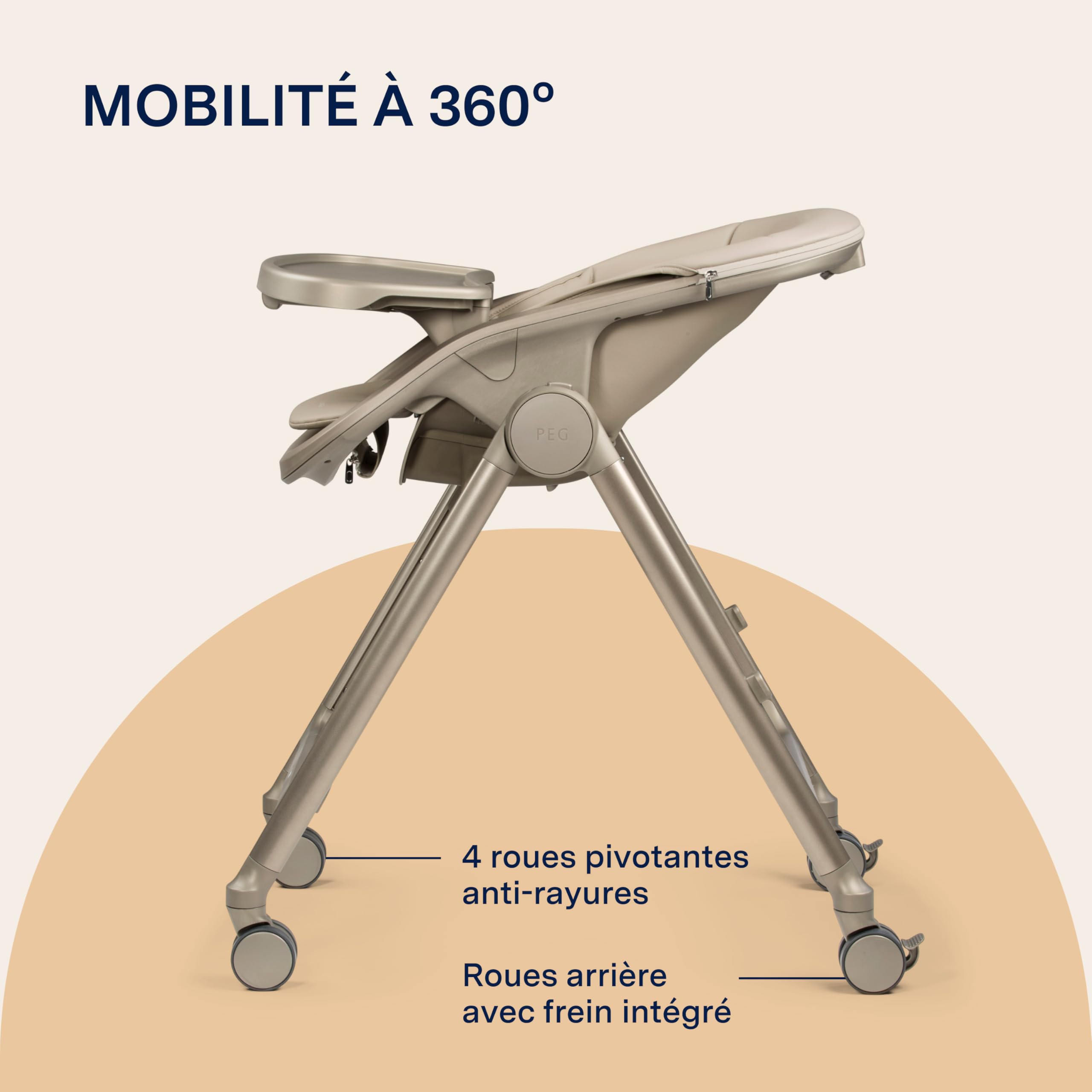 PEG Living Chaise Haute dès la Naissance, Design Contemporain, Fonction Transat, Hauteur Réglable, Double Plateau, 4 Roues 360°, Fermeture Compacte, 0–3 Ans (0–15 kg), Space Sand