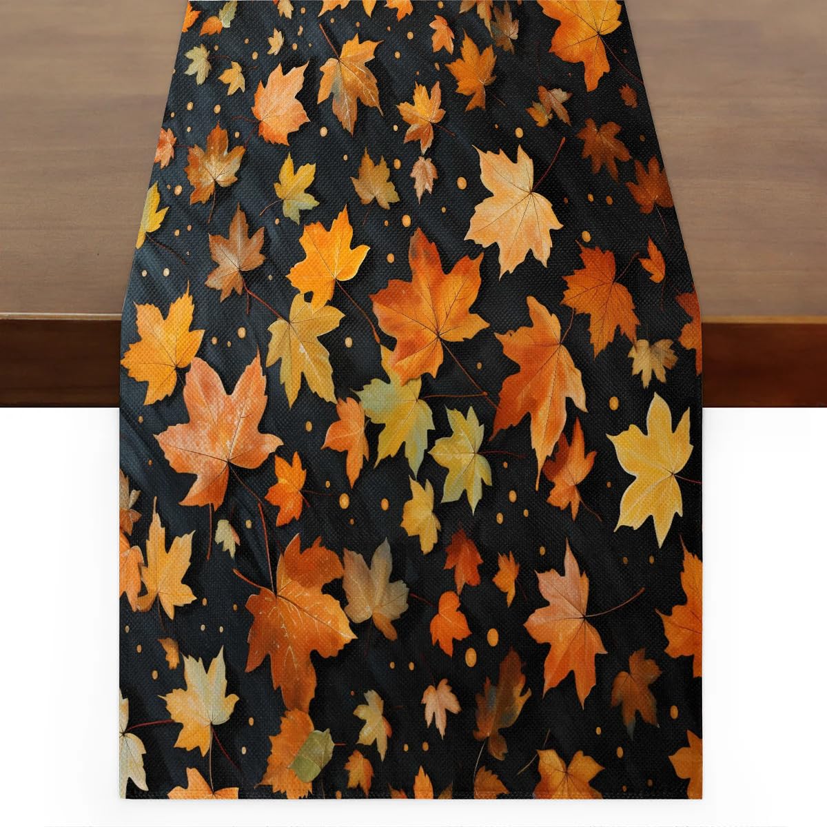 Chemin de table d'automne pour raviver une table terne avec des feuilles d'érable