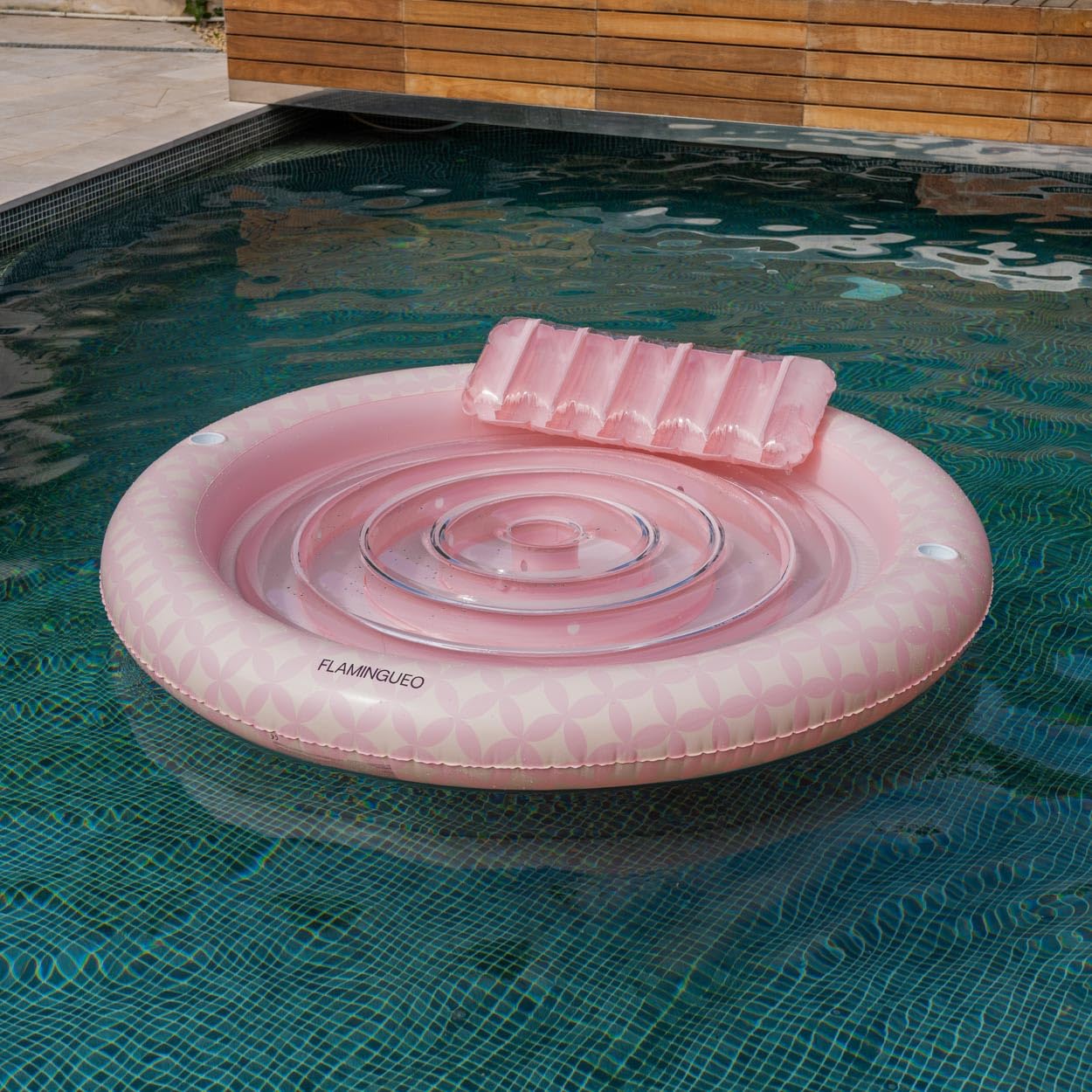 FLAMINGUEO - Colchoneta Piscina - Tanning Pool Tumbona Hinchable con Aspersor - Posavasos Incluido - PVC Resistente - Tamaño Individual - Almohada Desmontable