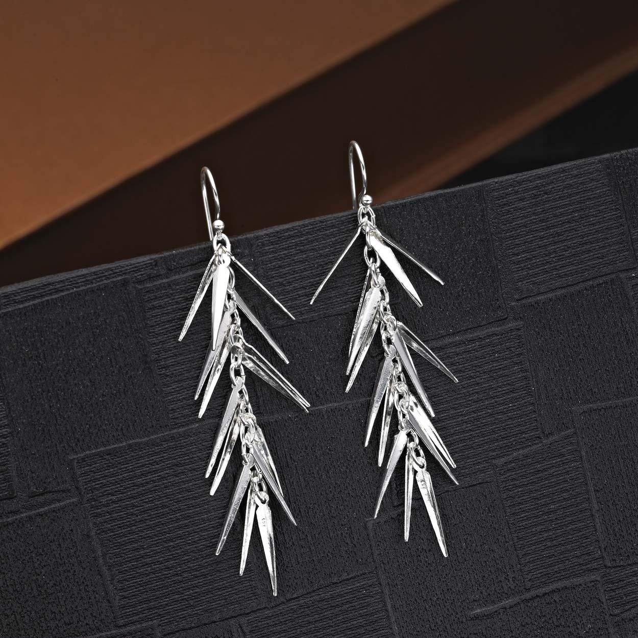 Diamond Treats Pendientes Colgantes de Plata de Ley 925 para Mujer - Aguja de Pino Largos con Caja de Regalo