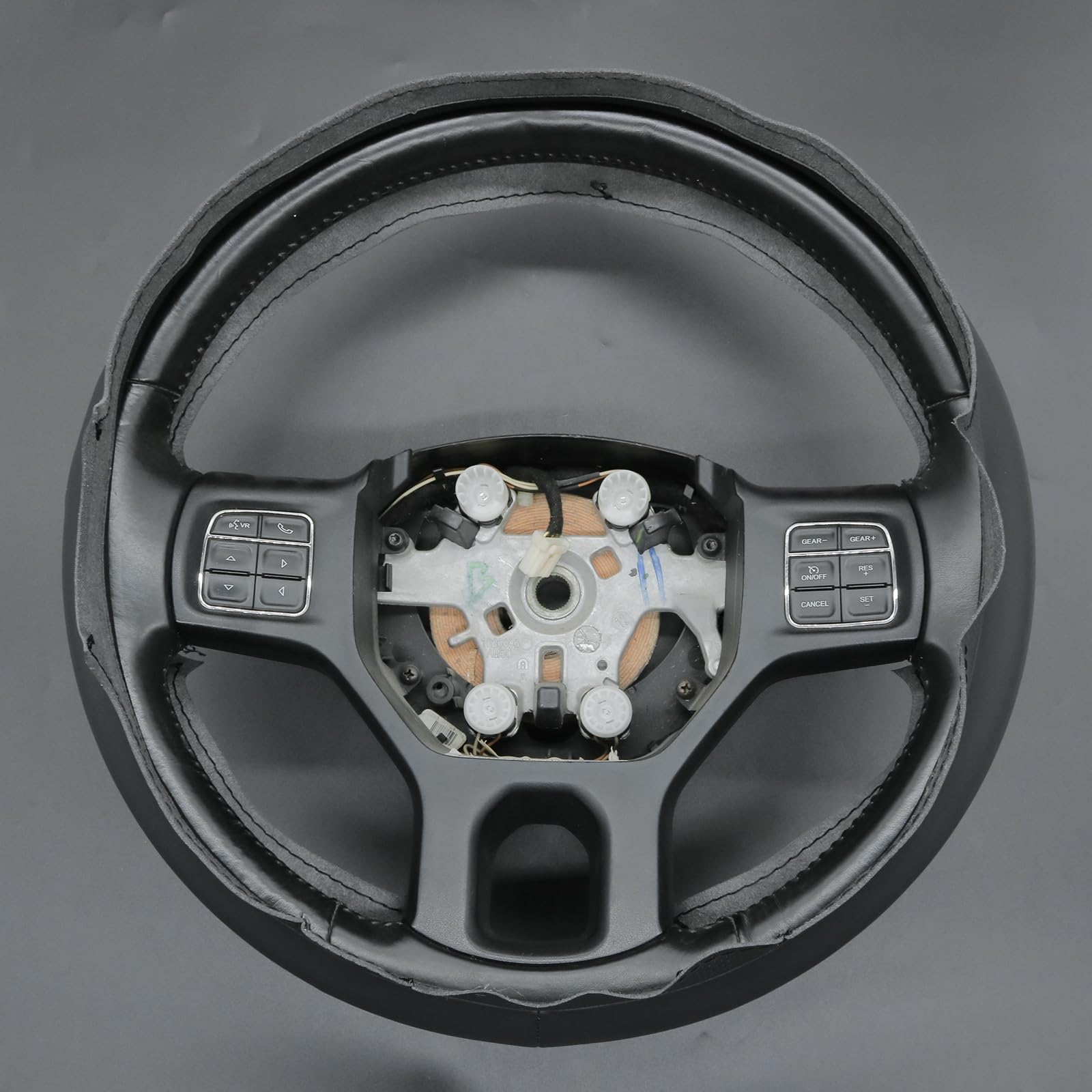 MEWANT Passgenauer Lenkradbezug zum Nähen für Dodge Ram | Dodge RAM 1500 2012-2018 / 1500 Classic 2019-2023 / 2500 2012-2018 / 3500 2012-2018 / 5500 2012-2018 (3D-Stil) Atmungsaktiv