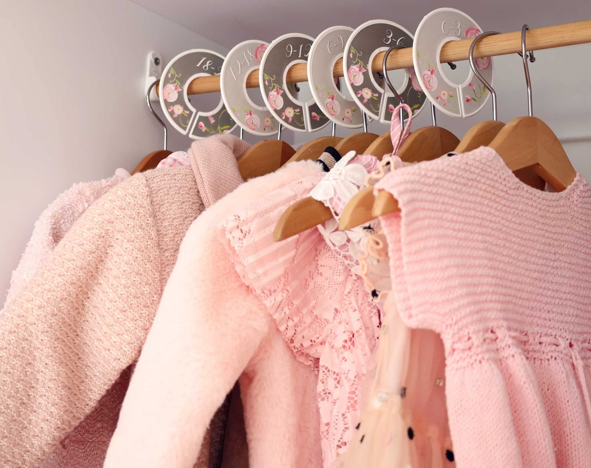 Divisores de armario de guardería, organizadores de armario, organizadores de ropa de bebé niña rosa gris floral (tamaño NB+0-24M (7 anillos))