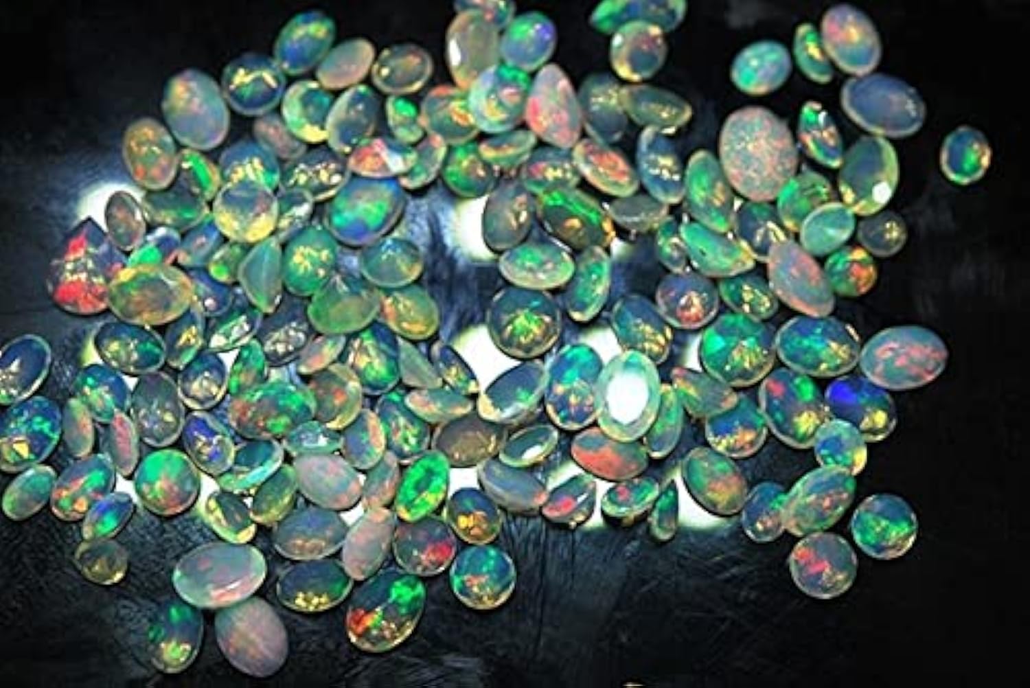 Opal d'Éthiopie mystique : créez un cadeau mémorable avec 5 pierres de feu