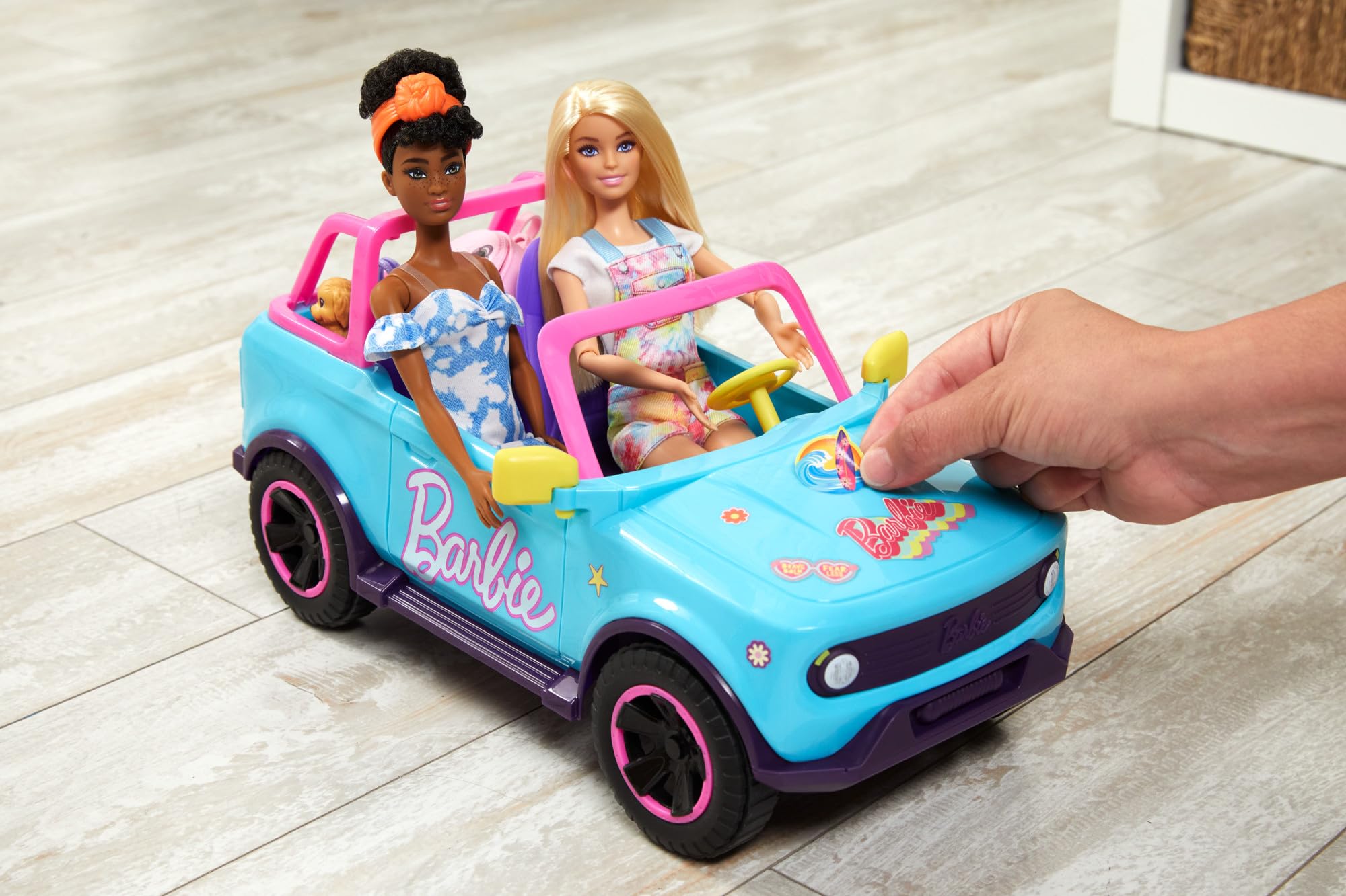 Hot Wheels Voiture Télécommandée, Grand Véhicule Tout-Terrain Barbie Véhicule pouvant contenir 2 poupées Barbie, Autocollants à appliquer par Les Enfants pour Personnaliser Le véhicule, HTP53