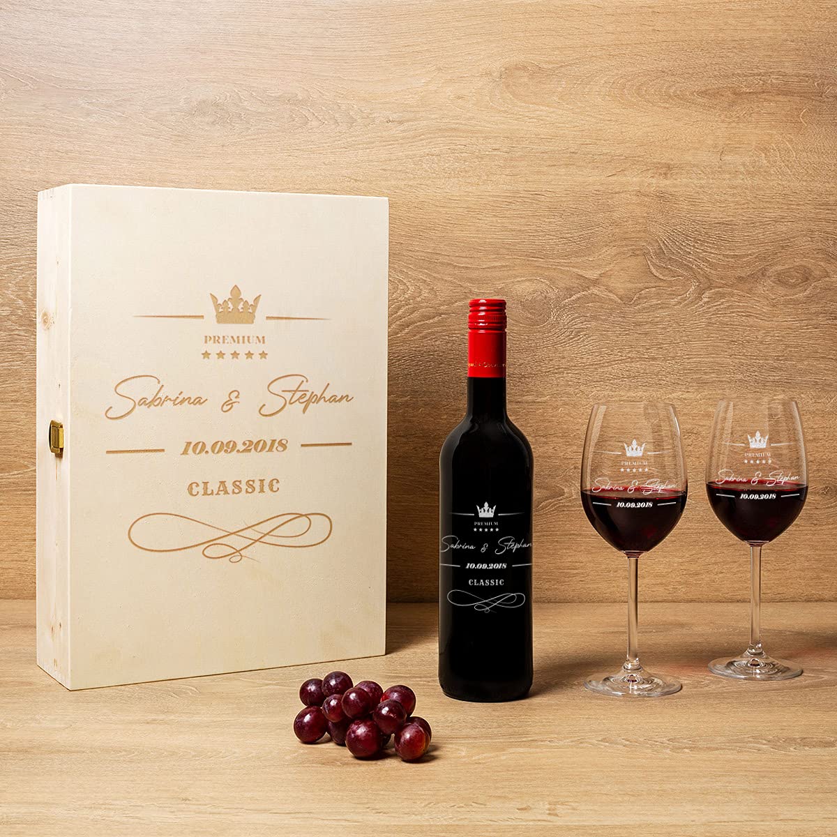 polar-effekt 4-TLG personalisiertes Wein-Set | gravierte Holzkiste, 2 Weingläser und 700 ml Wein | Pierre Laforest | Paar Geschenk | Motiv Classic