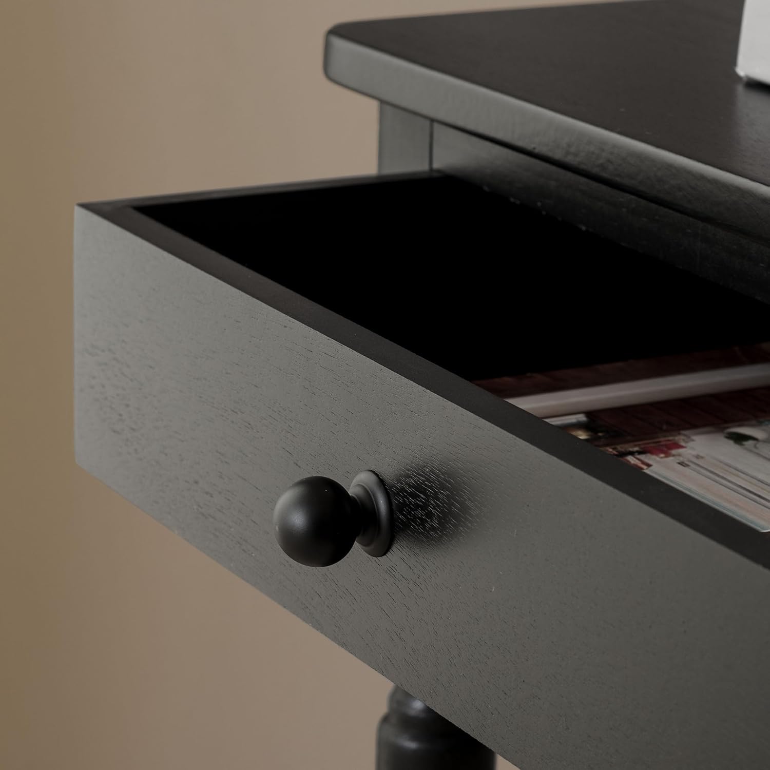 SAFAVIEH Home Collection – Haven Matte Black Accent Table with Drawer & Shelf, Scalloped Apron Detail, Traditional Side Nightstand (ACC5724B)