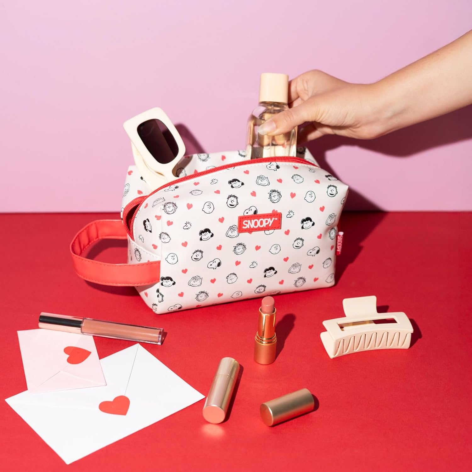 Grupo Erik Peanuts Snoopy Small Toiletry Bag - Versatile Toiletry Bag for Women - Waterproof Toiletry Bag for Women - Practical Wash Bag for Women 20 × 13 × 9 cm - Snoopy Gifts Fan Item