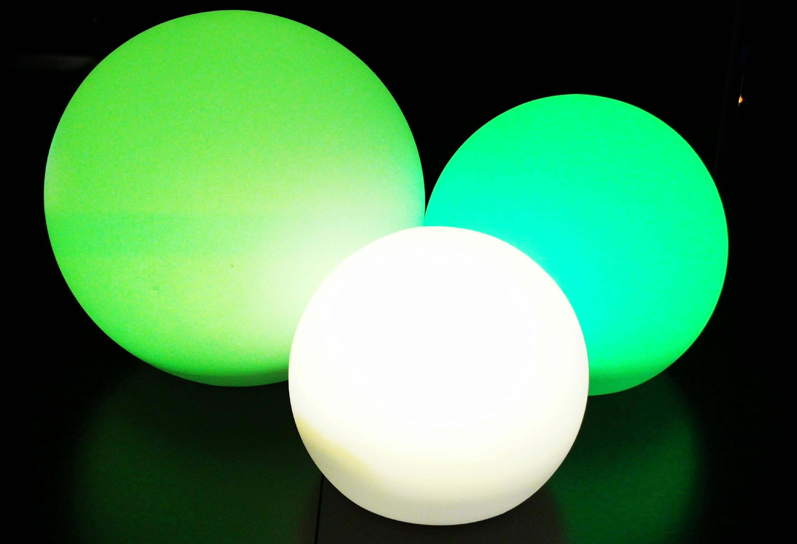 Trango 3er Set SO-00123 LED Solar Kugelleuchte IP44 Solar Leuchtstein in 20/25/30cm Durchmesser Weiß matt mit 3000K warmweiß LED & RGB Farbwechsel LED *SNOWY* Solarkugel, Außenleuchte, Gartenleuchte