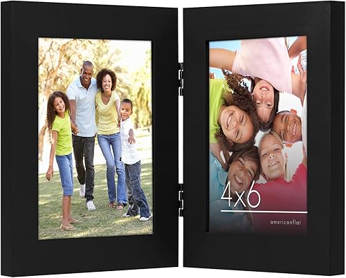 Armazón de fotos con bisagra y frente de vidrio. Fabricado para exhibir dos fotos de 4 x 6 pulgadas, se para de manera vertical en el escritorio o