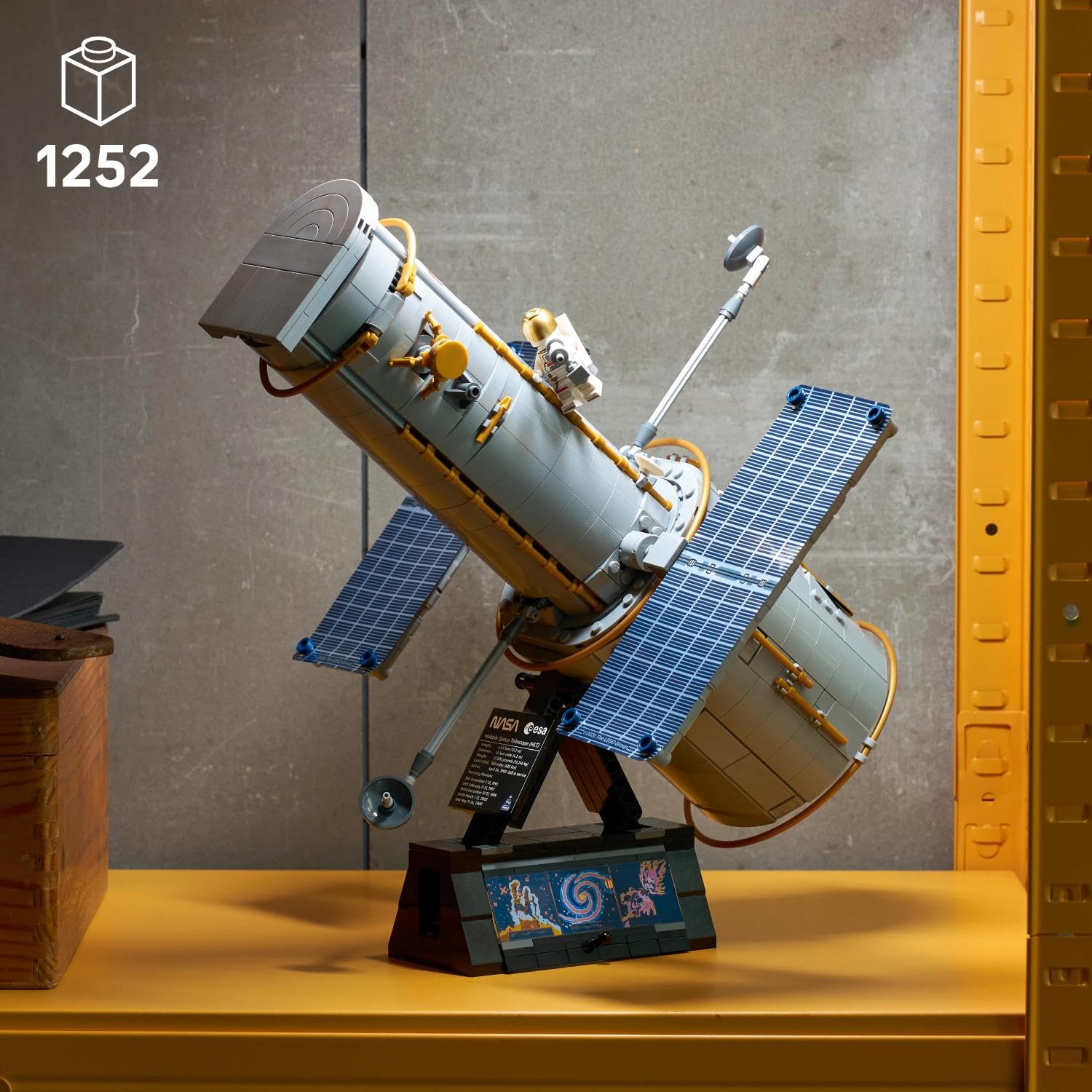 LEGO Icons Hubble-Weltraumteleskop - 3D Modellbau Kreativset für Erwachsene - Mint-Set mit beweglichen Sonnensegeln, Instrumentenschacht & Astronaut Minifigur - DIY Astronomie Geschenk - 11382