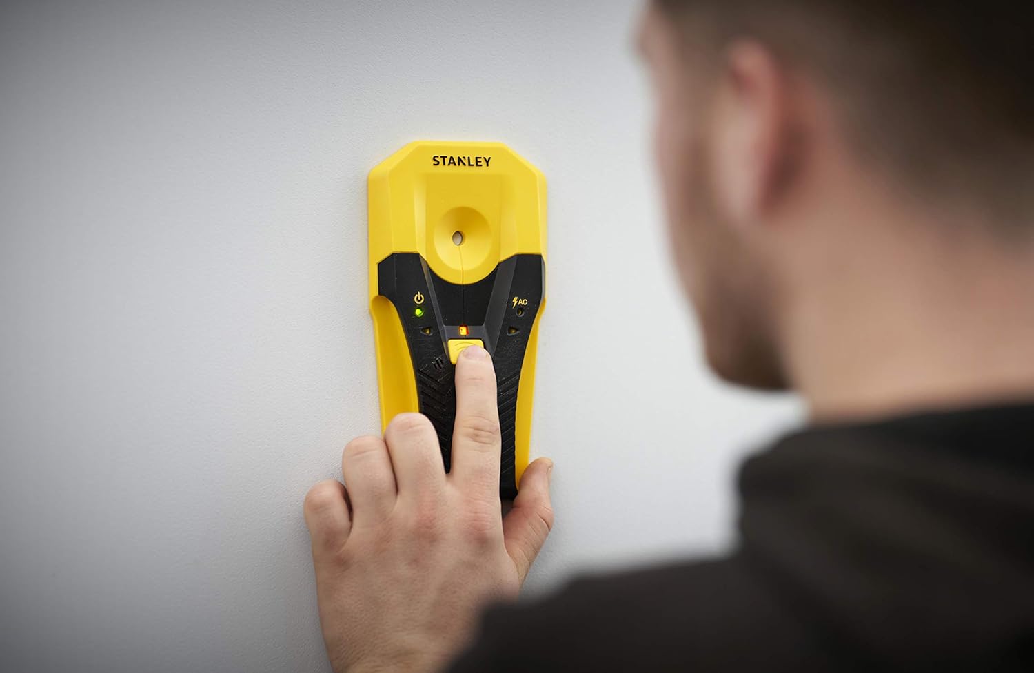 User scanning a wall with the STANLEY STHT77588-0 Stud Sensor S160
