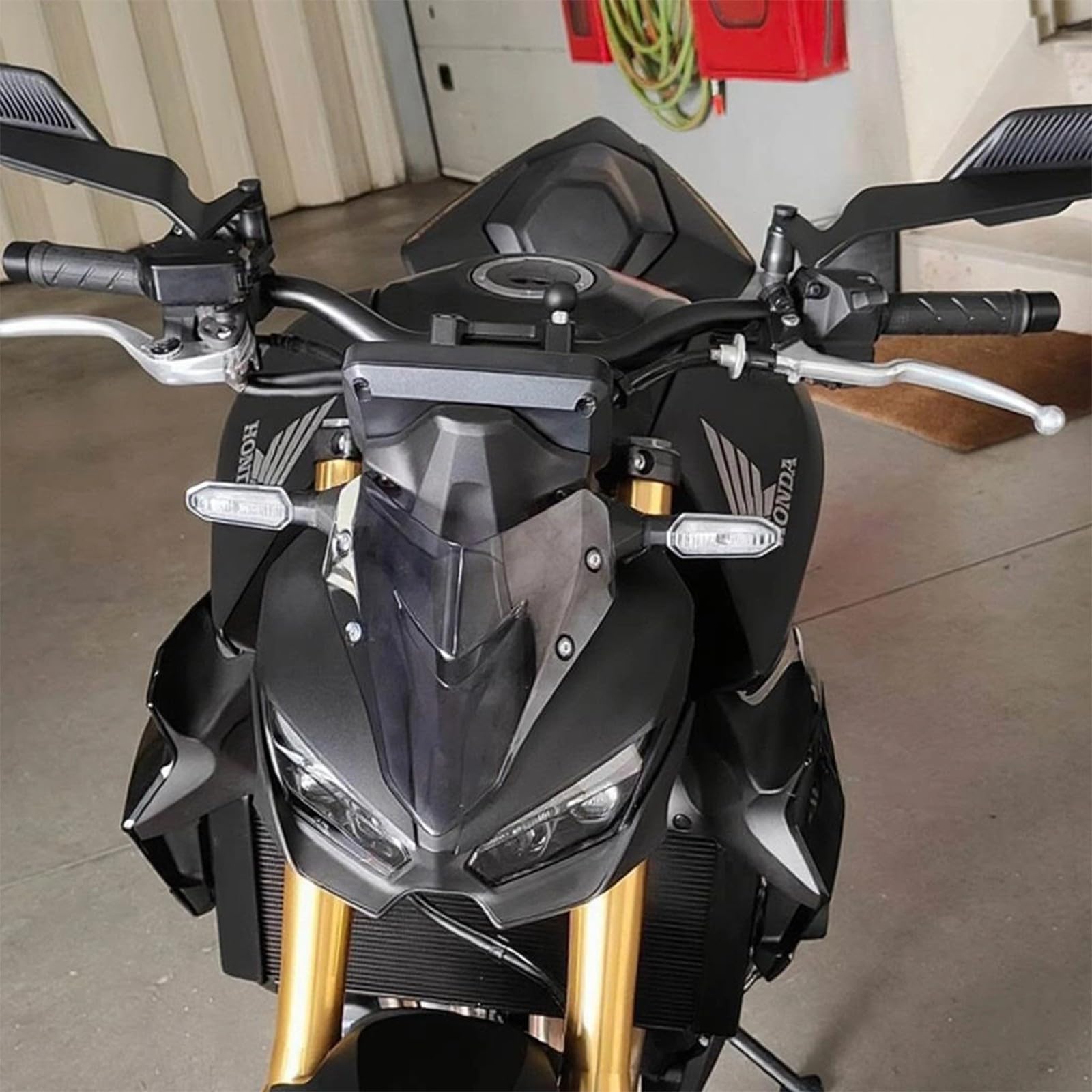 Zestaw ulepszeń przedniej szyby motocyklowej Dokładność Dopasowanie Wymagane wiercenie Obejmuje sprzęt montażowy ABS Poliakrylan Motocykla Szyba przednia
