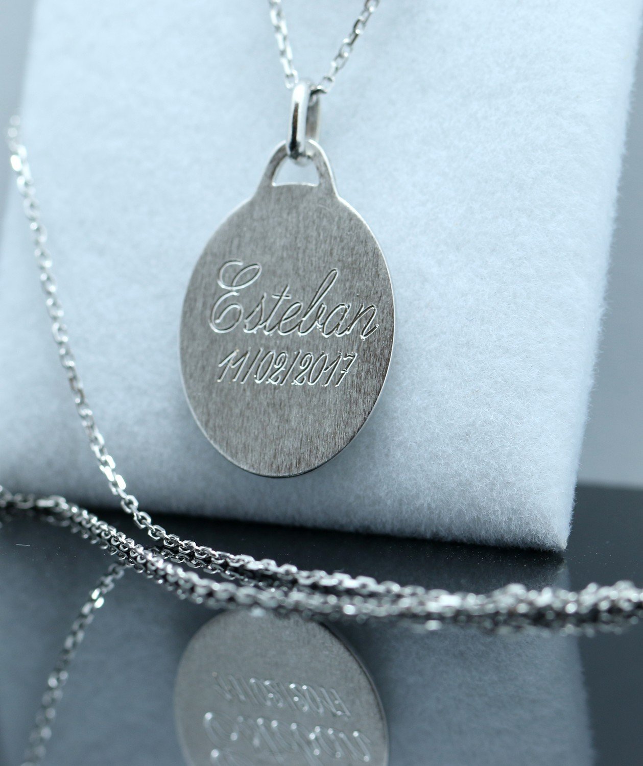 Médaille ronde ange et chaine 45cm | pendentif Personnalisable | argent massif 925 | collier baptême ou naissance avec gravure prénom enfant et date