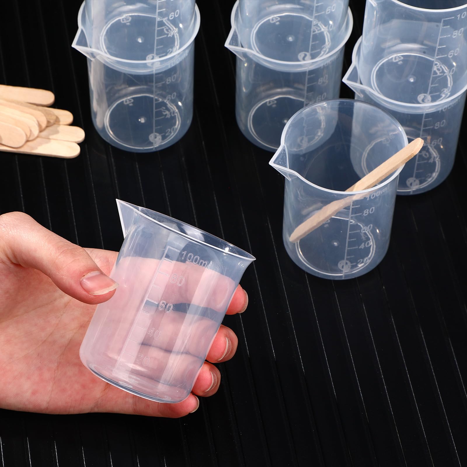 Tatuo Paquete de 200 tazas medidoras desechables de plástico con borde en forma de V, vaso transparente de epoxi a granel con graduado para resina, laboratorio, líquido, pintura acrílica, arte y