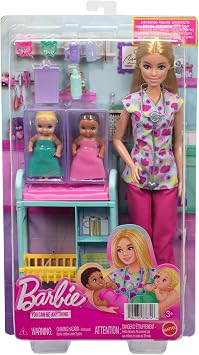 Barbie Kariyer Bebekleri çocuk doktoru oyun seti, üniforma giyen sarışın Barbie bebek, 2 bebek figürü, muayene masası ve aksesuarlar, JMK12