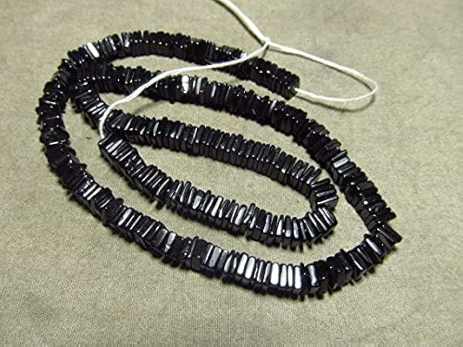 Spinel noir perles heishi carrées lisses AAA 4-5mm de qualité gemme pour joaillerie