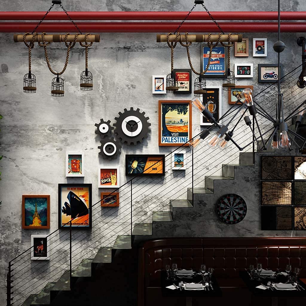 Peinture décorative et 18 cadres photo d'escalier au design industriel épuré