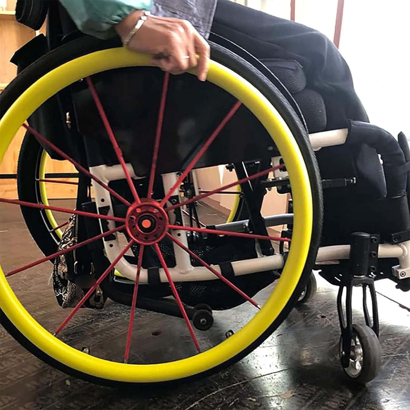 2 Coperture per Ruote per Sedia A Rotelle, Copri Corrimano per Sedia A Rotelle, Antiscivolo, Resistente all'Usura, 20/22/24 Pollici, Migliora La Tenuta E La Trazione,Nero,24in