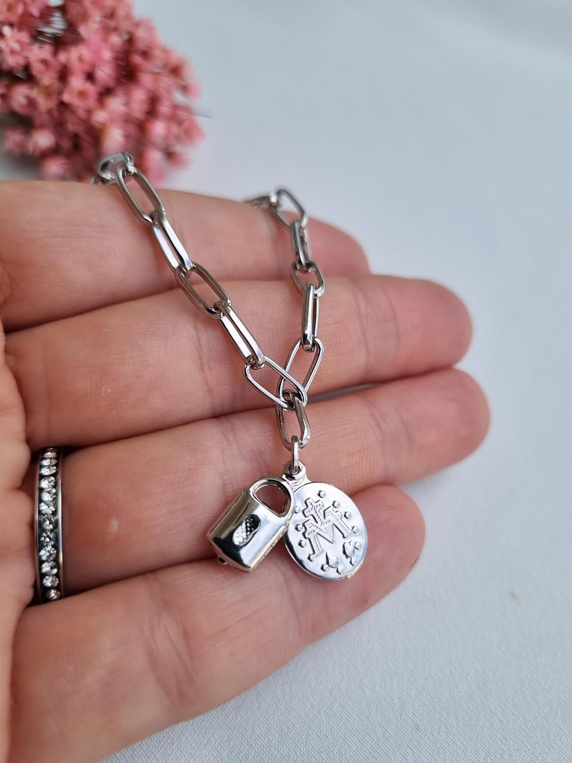 Pulseira Cadeia Consagração Cadeado Medalha Imagem Nossa Senhora Das Graças de Aço Inoxidável Prateada Aço Inox Cirúrgico Antialérgico