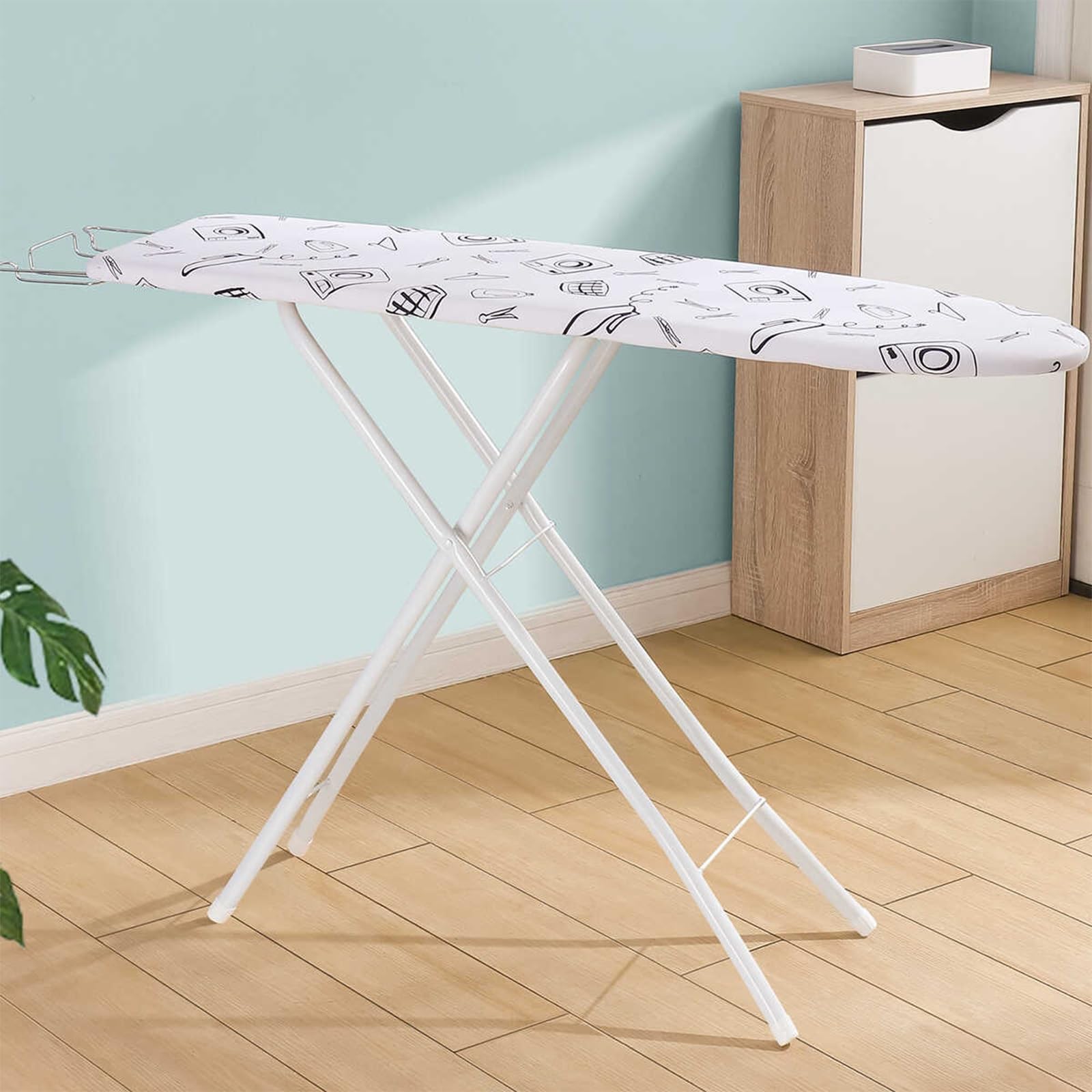 Faltbares Bügelbrett aus Holz mit stabilem, leichtem Design, Baumwollbezug und rutschfesten Füßen, ideal für kleine Räume