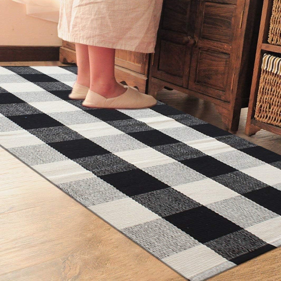 Classic Plaid Rugs Indoor Outdoor Door Mat Outdoor Doormat for Front Porch Kitchen Laundry Room Welcome Layered Mat (23.6” x 51.2”, Black and White Plaid)