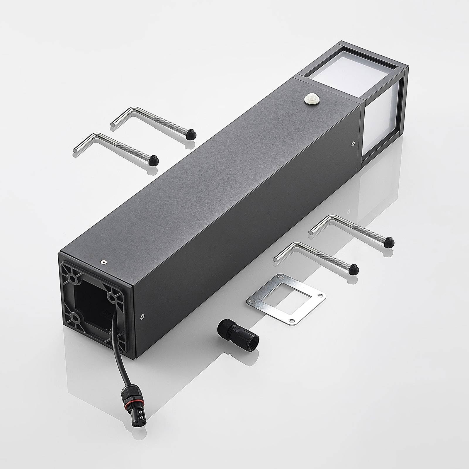 Lucande LED Außenleuchte Dewari mit Bewegungsmelder (spritzwassergeschützt (Modern) in Alu aus Aluminium (1 flammig,) - Wegeleuchte Pollerleuchte Wegelampe Sockelleuchte