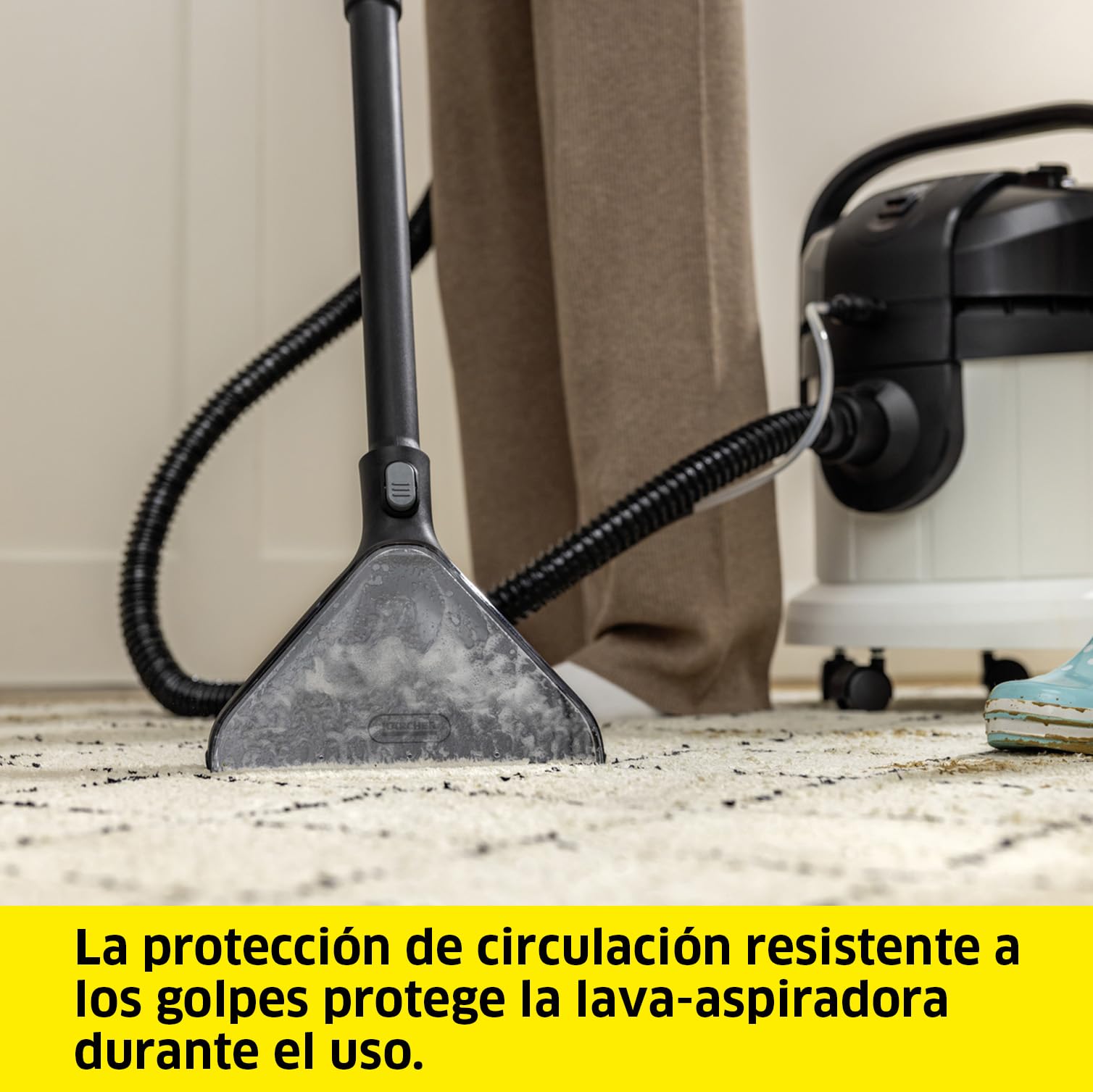 KÄRCHER Lava-aspiradora SE 4, Manguera de aspiración con pulverizador, depósitos de 4 l, boquillas de Lavado, de Clip y para tapicerías, con Accesorios para Suelos Duros y alfombras
