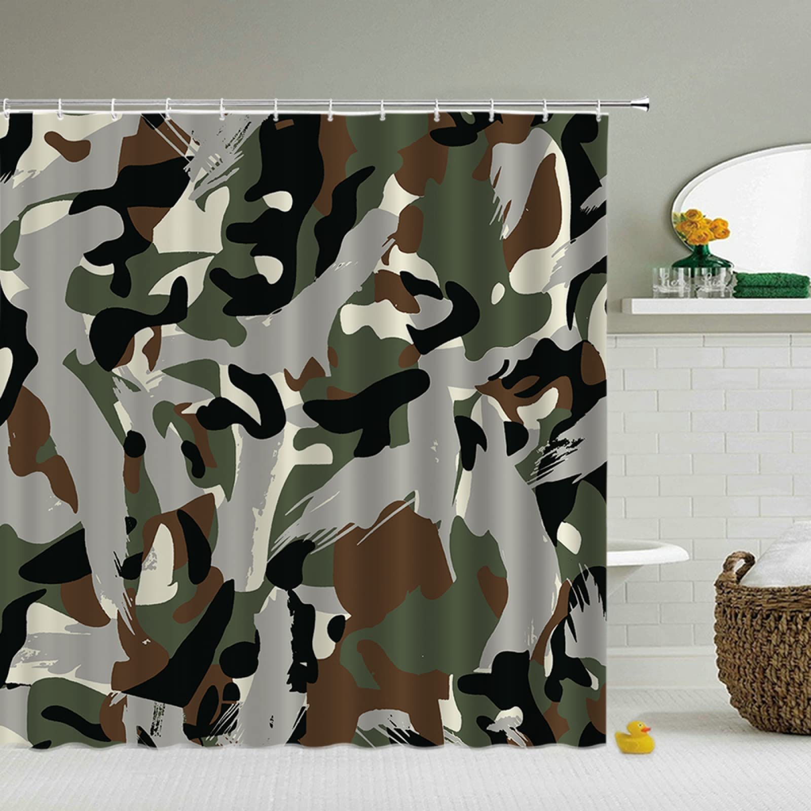 Rideau de douche camouflage pour créer une ambiance moderne en salle de bain