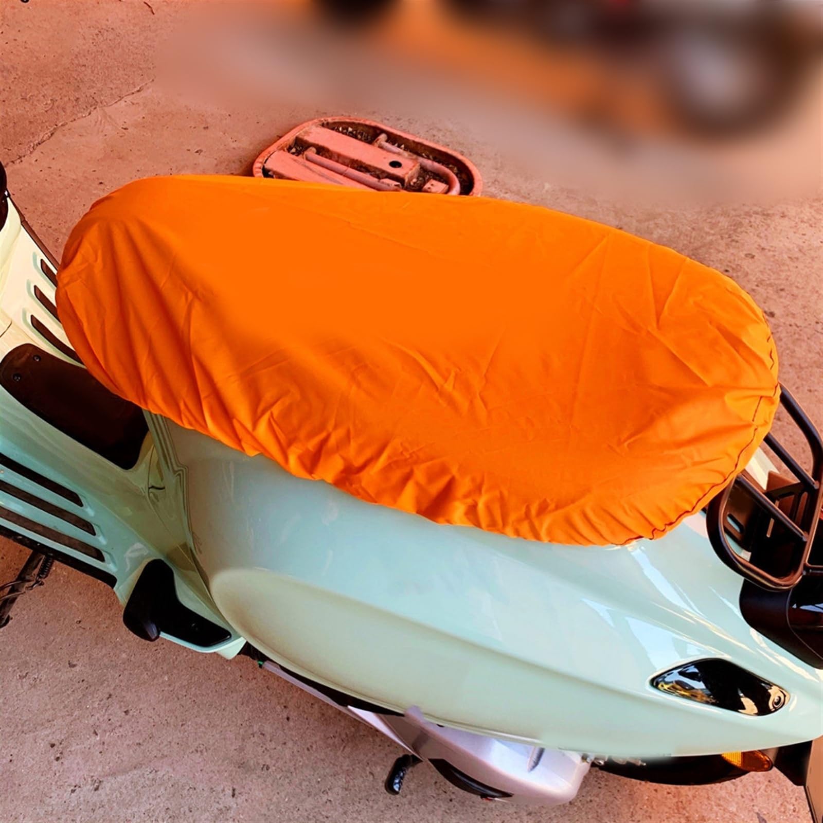 Selle mouillée et brûlante ? Découvrez la housse de siège Vespa GTS300 étanche et anti-UV