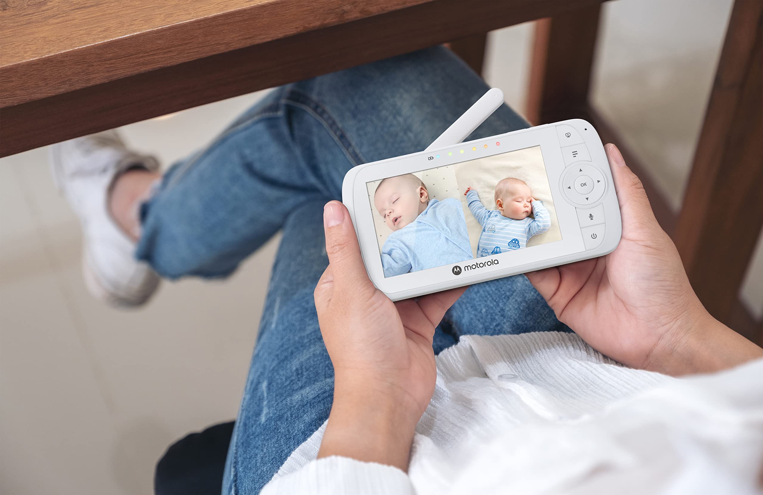 Motorola Nursery VM35-2/Ease 35-2 Baby Monitor con 2 Telecamere, Schermo da 5.0 pollici, Display a schermo diviso, Visione Notturna, Comunicazione Bidirezionale, Monitoraggio Temperatura, Bianco