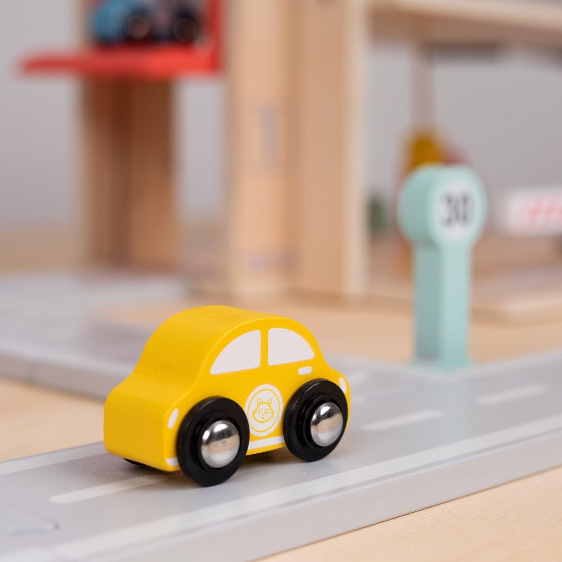 Owl & Fox Garage d'Auto da Gioco in Legno Tradizionale. Giocattoli di legno per ragazzi e ragazze dai 3 anni in su, gioco di ruolo interattivo e fantasioso, giocattolo di apprendimento Montessori