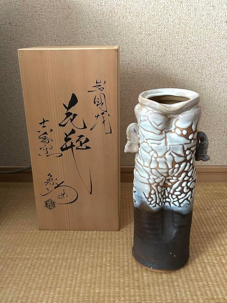 Amazon|岩国焼(萩焼) 山田 象陶 『白蛇釉』 花瓶|花立・華瓶 Amazon|岩国焼(萩焼) 山田 象陶 『白蛇釉』 花瓶|花立・華瓶