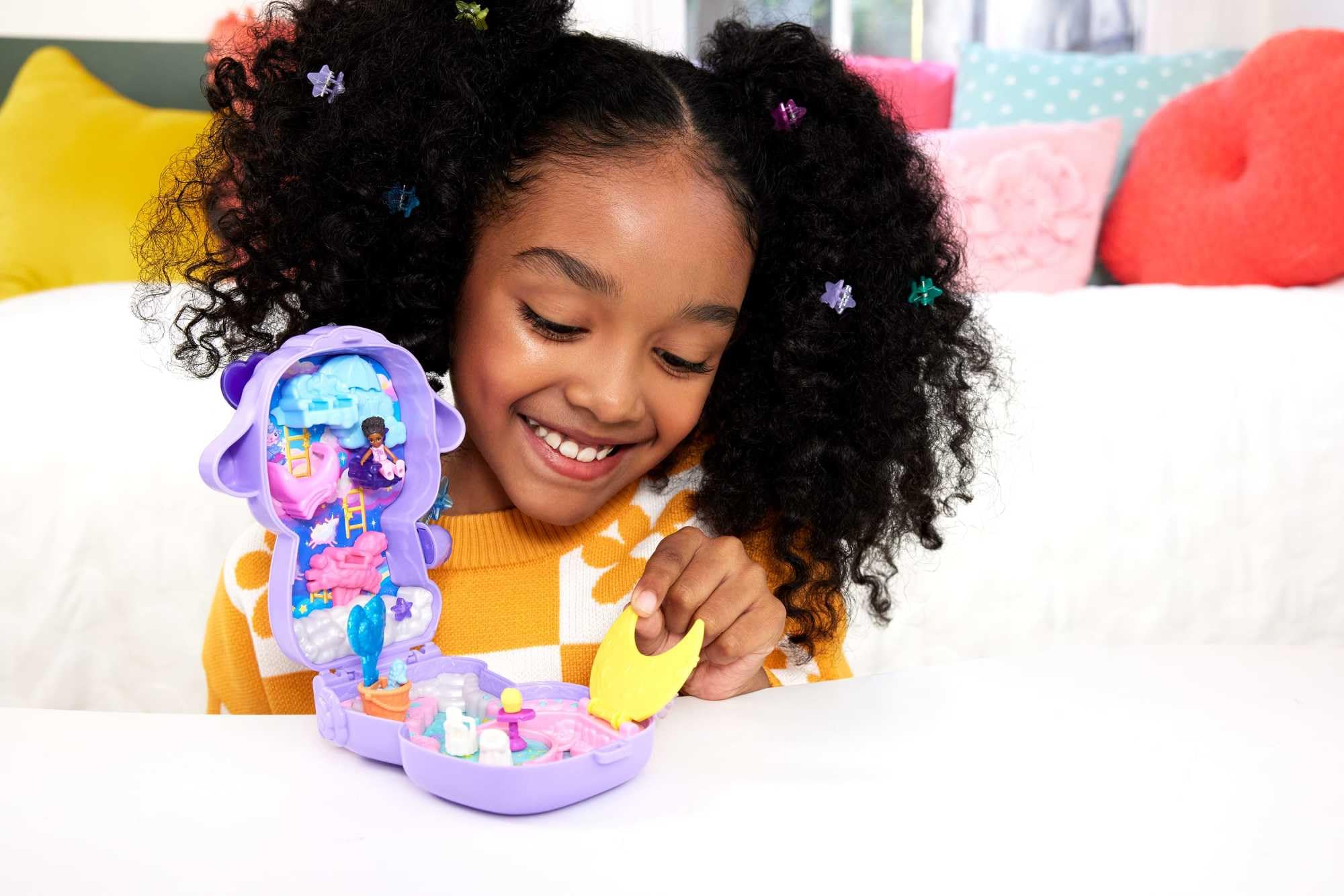 Polly Pocket Lalki i zestaw, kompakt Przytulna Kraina Snów | JCB15 zabawka podróżna, 1 mikro lalka, jednorożec, akcesoria