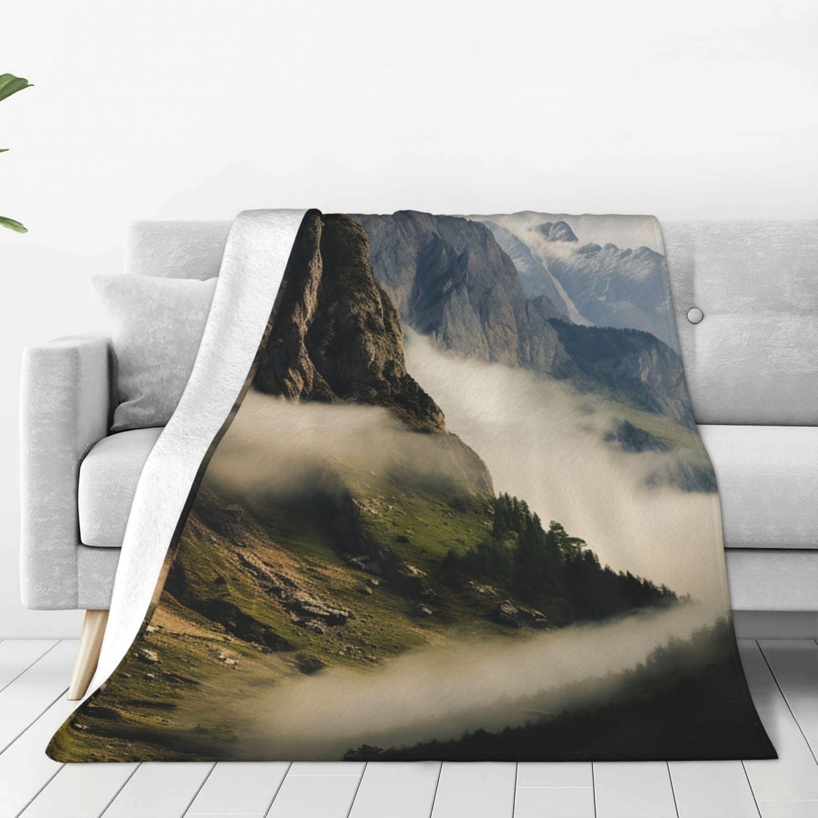 Couverture en micro polaire Misty Mountains pour des soirées cocooning réussies au salon