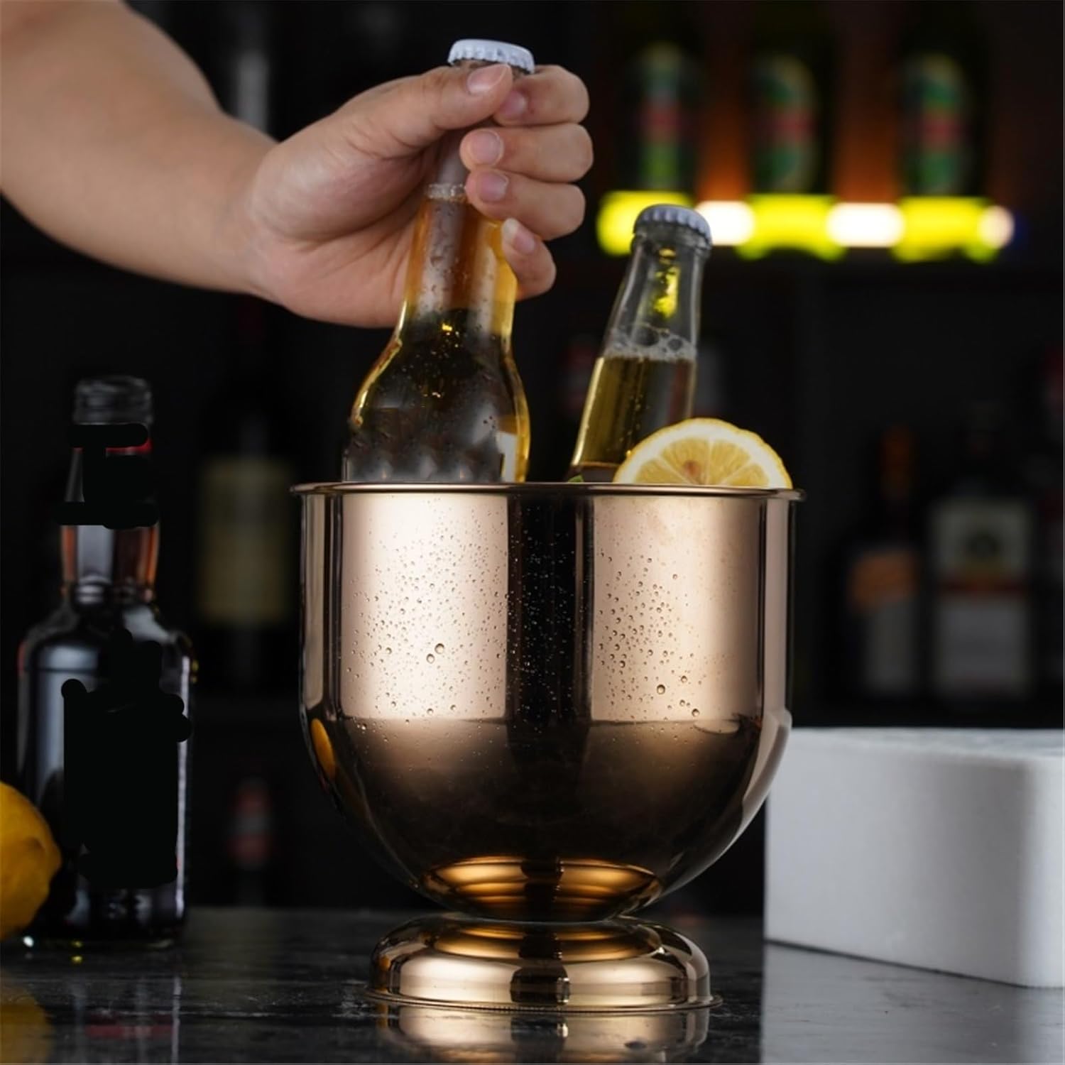 アイスバケツ 厚みのあるステンレススチール製のアイスバケツ。クリエイティブなカウンタートップのシャンパンと赤ワインのアイスキューブバ