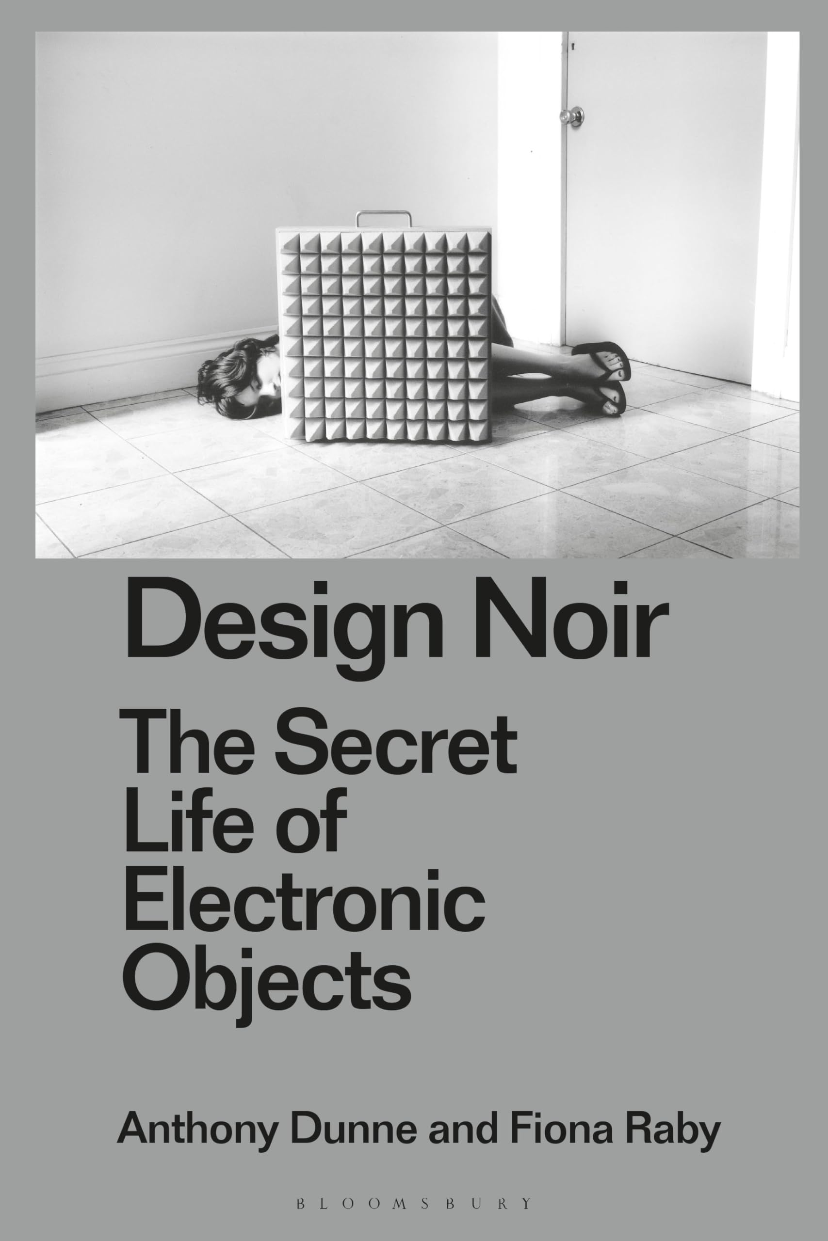 Design Noir The Secret Life of Electronic Objects essai critique technologie art