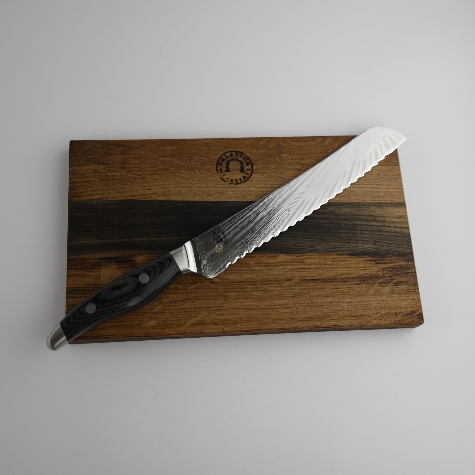Palatina Werkstatt Kai Shun Nagare Set | NDC-0705 coltello da pane ultra affilato, lama 23 cm | + tagliere in legno di rovere 30 x 18 cm