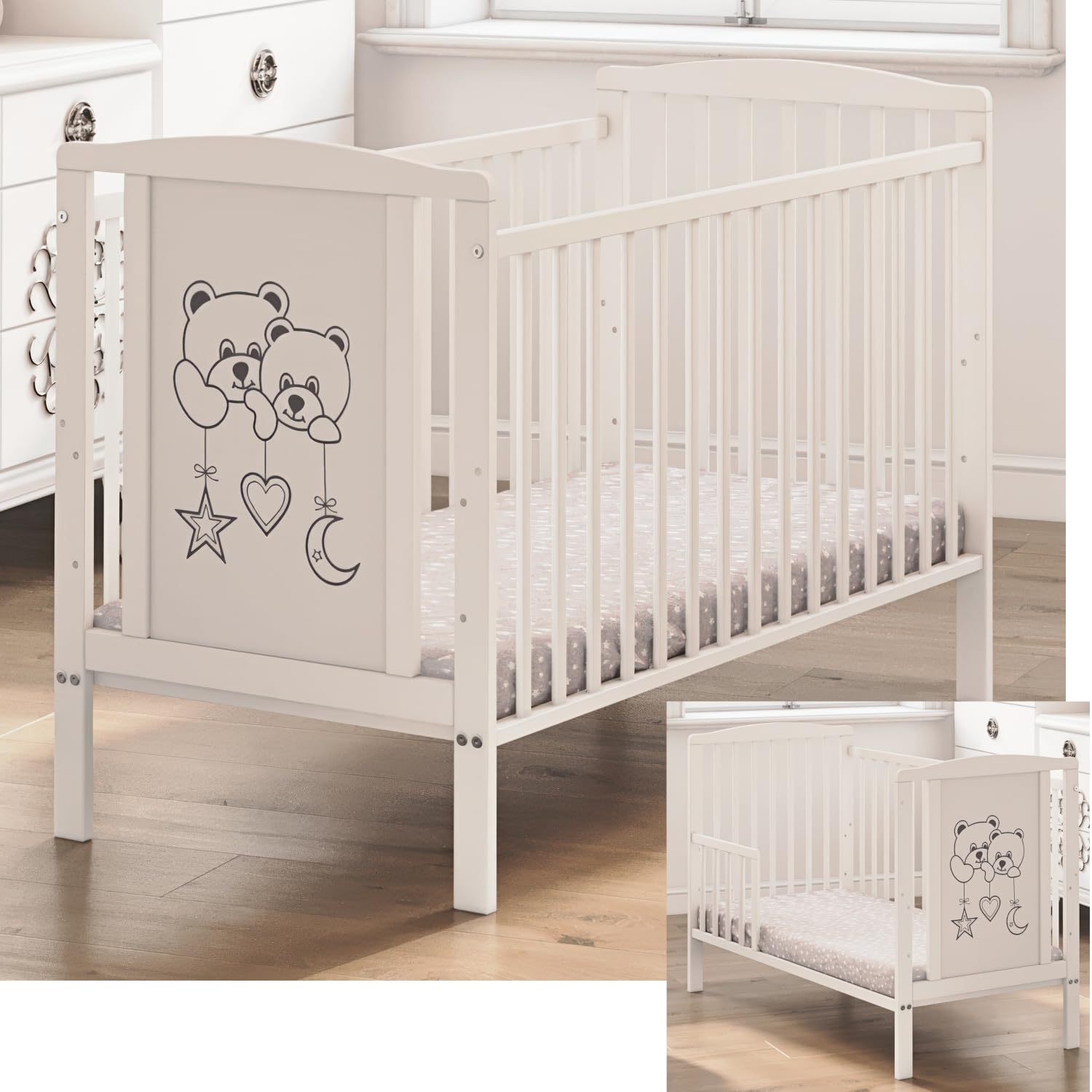 Generisch Babybett mit Matratze 60x120 cm – Gitterbett – Modell Zwei Bären – Weiß – Umbaubar zum Kinderbett – 3-Fach höhenverstellbar – herausnehmbare Sprossen