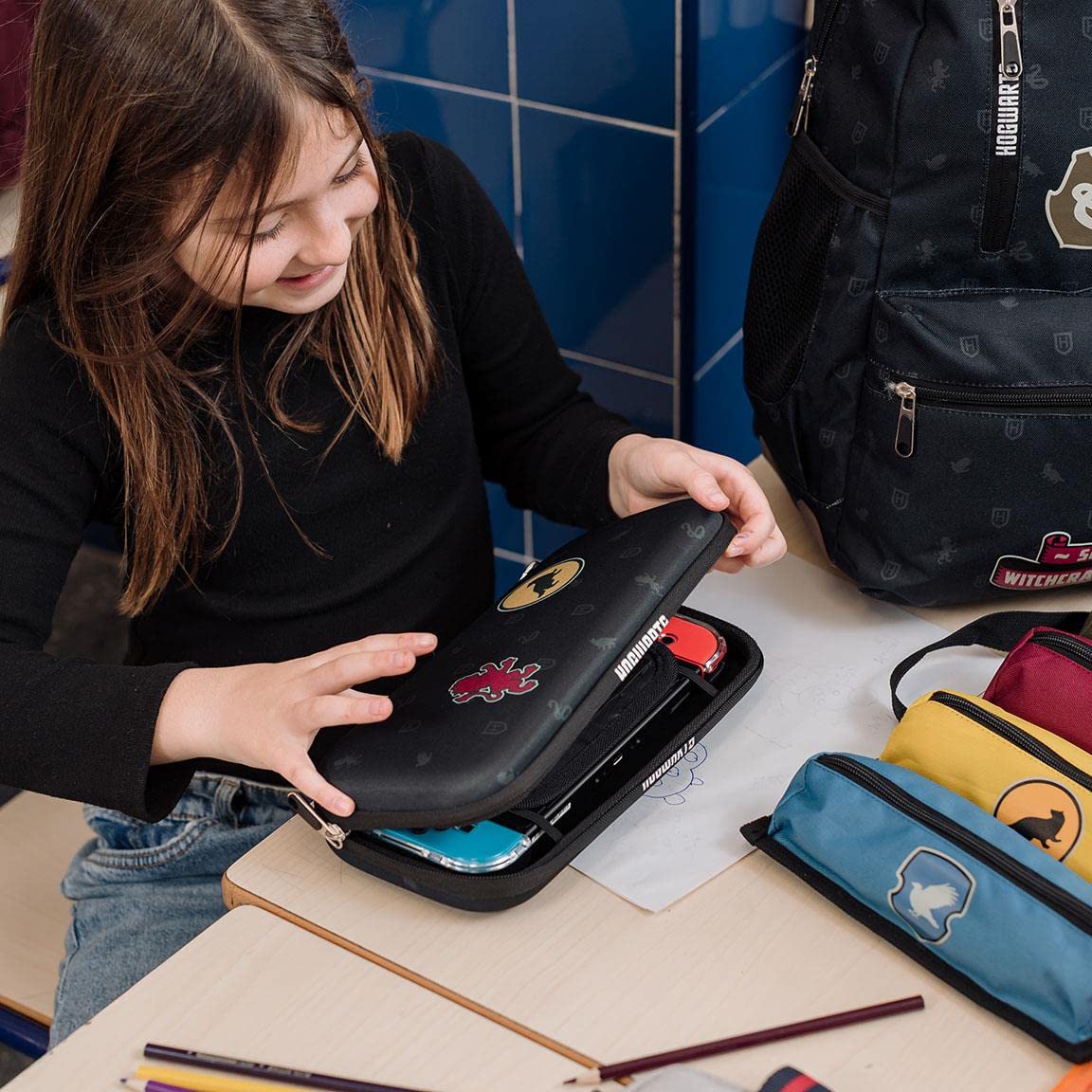 Cerdá Swith de Harry Potter con Cremallera y Correa de Mano, Mochila para Niños, Multicoloured, Funda Nintendo Switch