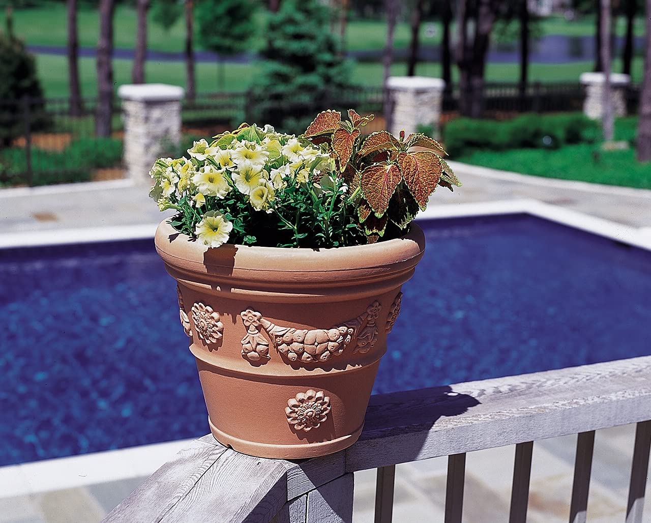 Pflanzkübel 55 cm | Blumentopf in Terracotta Optik mit Design | Übertopf aus Kunststoff - wetterfest, bruchsicher und Winterfest | Pflanztopf in konischer Form für innen & außen