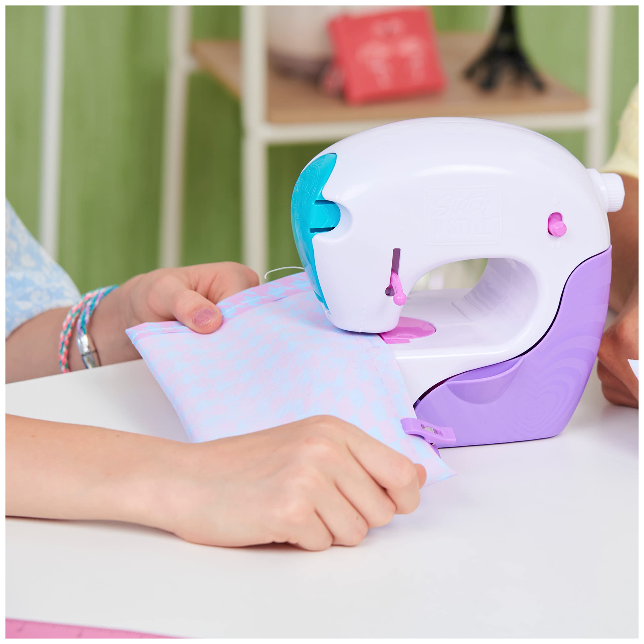 Cool Maker Stich n Style Fashion Studio - Einfach Nähen ohne einfädeln, Nähmaschine mit 6 Projekten für Kinder ab 8 Jahren