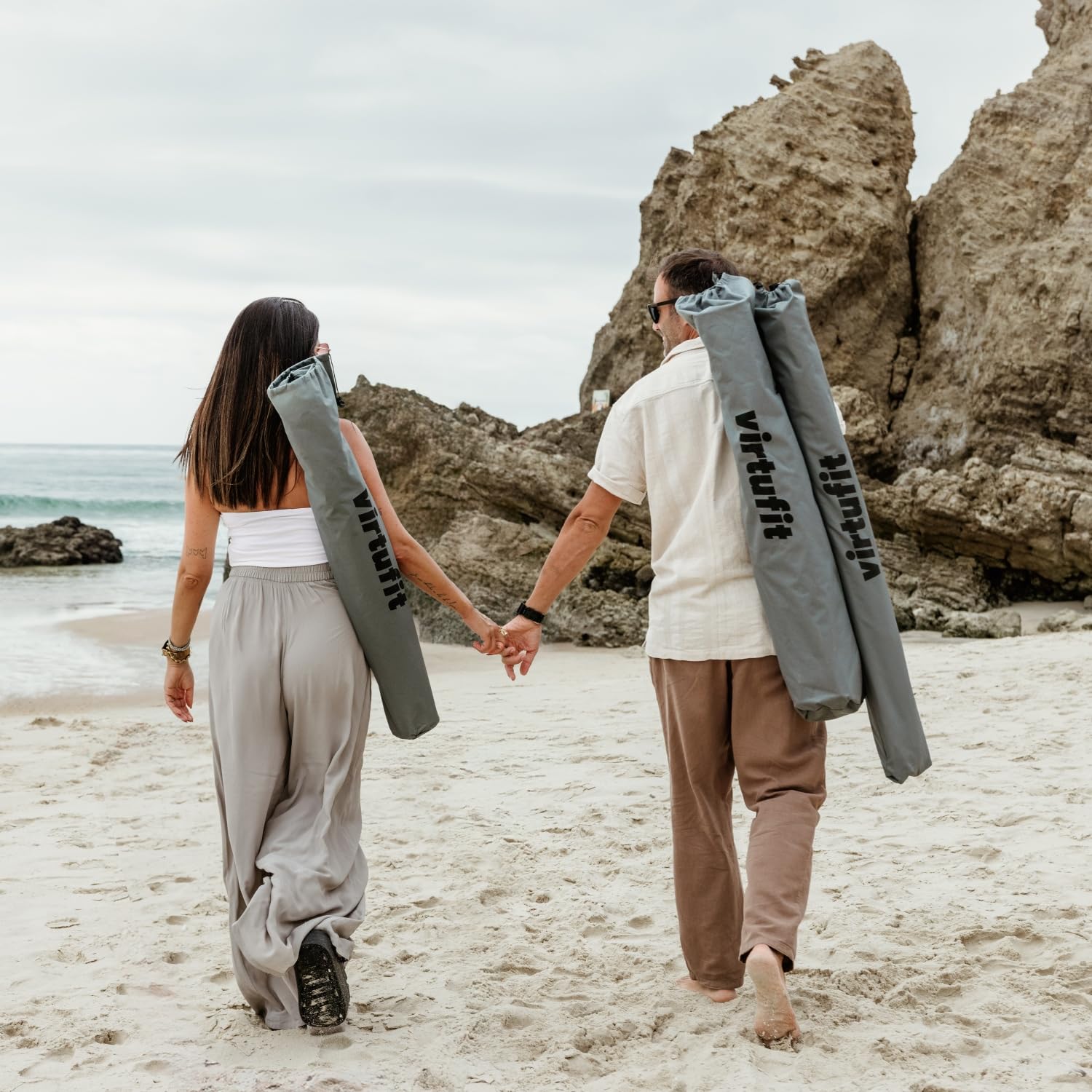 VirtuFit Faltbarer Campingstuhl mit Fußstütze Schwarz – Klappbarer Strandstuhl mit Armlehnen und Getränkehalter – Bequemer Outdoor Stuhl für Camping, Garten, Festival und Strand
