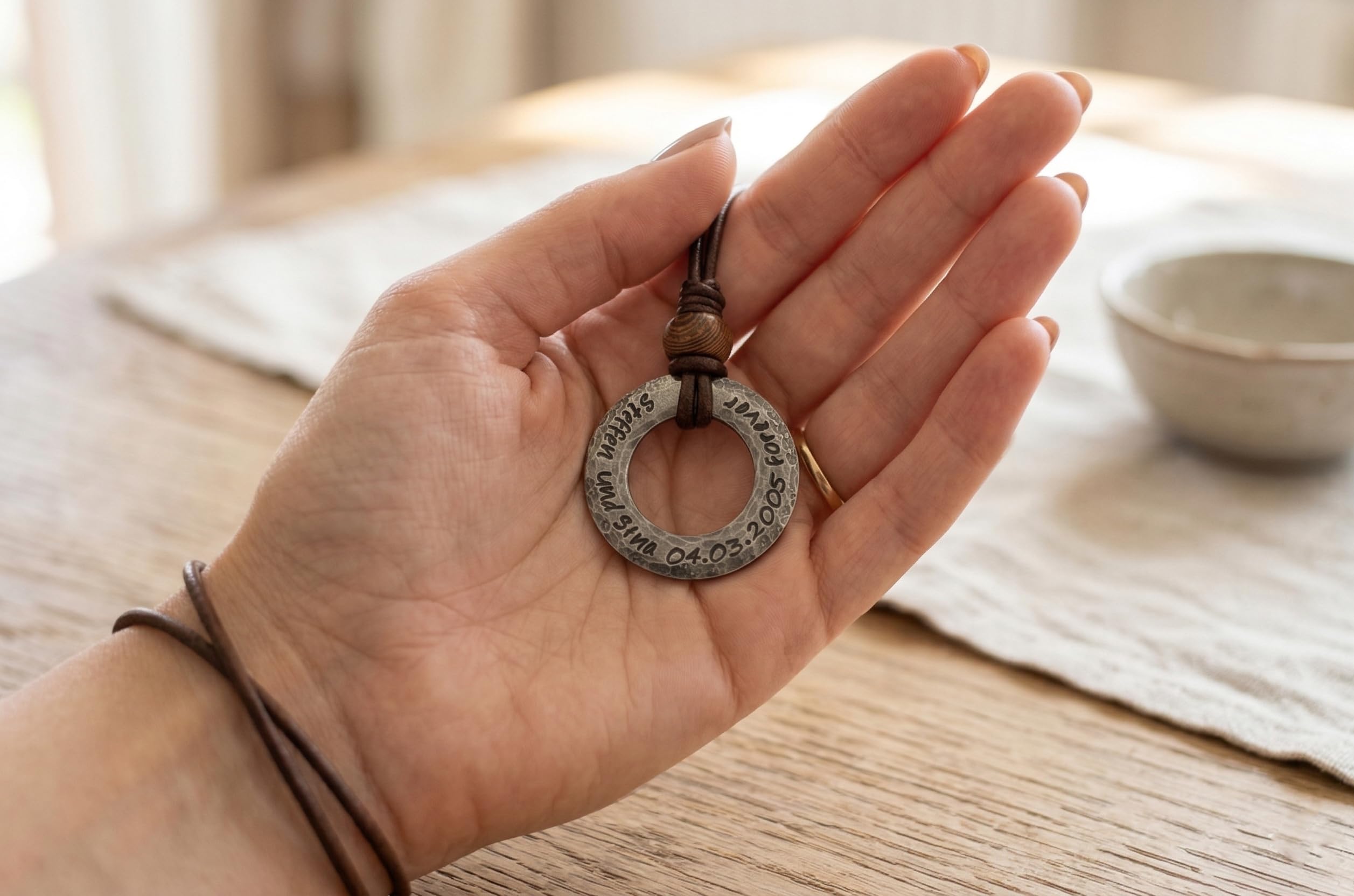 Personalisierte Lederkette mit Gravur für Herren – Handgefertigter Edelstahl Donut-Anhänger (30mm) – Hammerschlag Optik & Antik-Finish – Individuelle Halskette mit Wunschtext – Schwarz/Braun