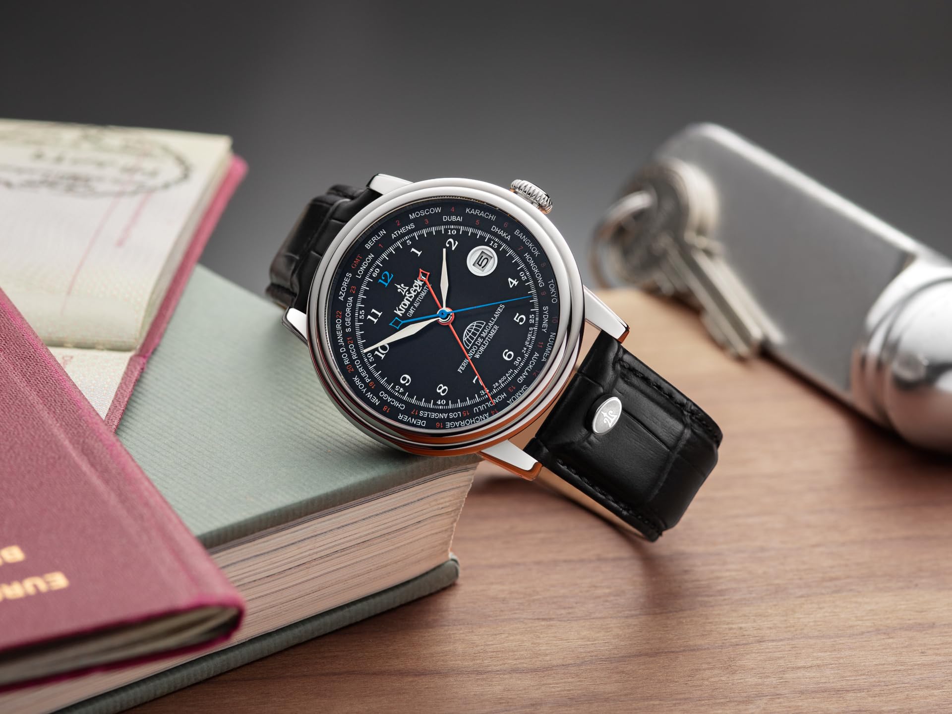 Kronsegler Fernando de Magallanes Herrenuhr Stahl - schwarz | Automatikuhr mit True GMT - zweite Zeitzone | mit Saphirglas, Lederband und Faltschließe