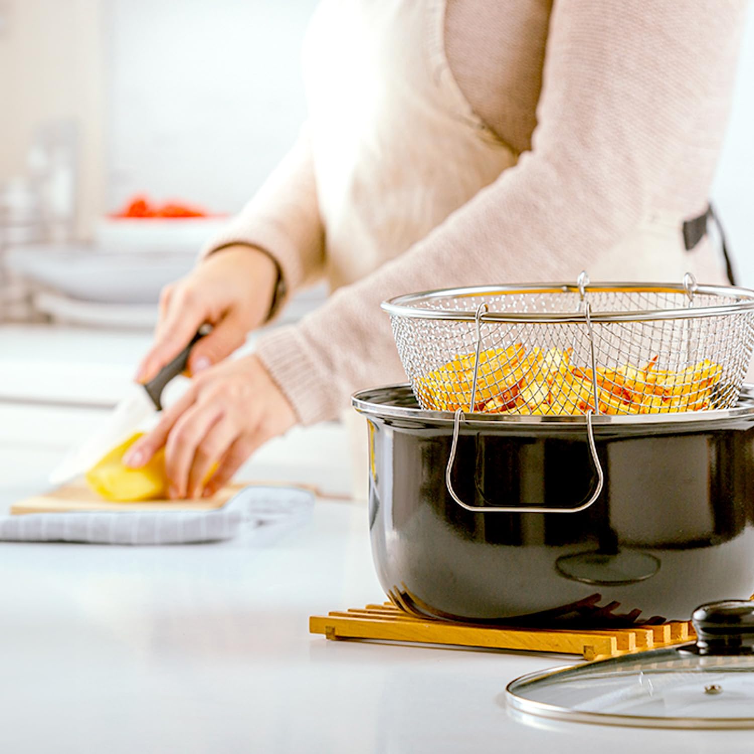 Avilia Padella Antiaderente per Friggere, 24 cm, in Acciaio Inox, con Cestello, Coperchio in Vetro e Termostato Regolabile, Lavabile in Lavastoviglie, Ideale per Patate, Pollo, Carne, Pesce