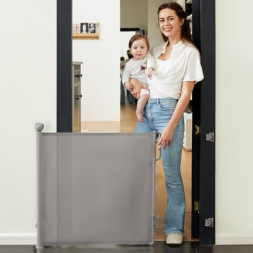 Momcozy Puerta retráctil para bebés con bloqueo automático, puerta de seguridad para bebés y mascotas, 33 pulgadas de alto, se extiende hasta 55