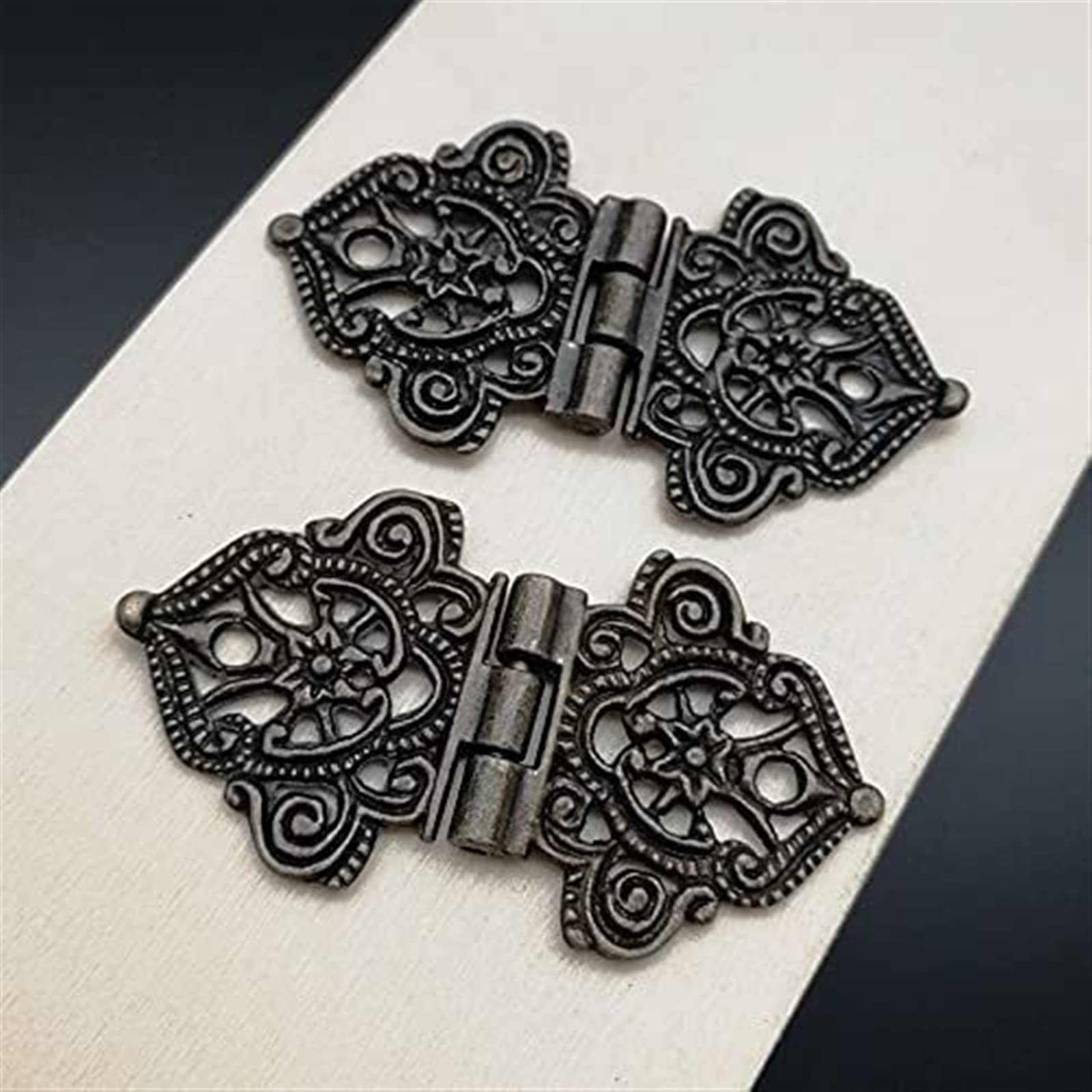 Zawiasy do drzwi w stylu retro, zawiasy składane samoblokujące, zawiasy czołowe, okucia do zawiasów do drzwi, zawiasy do drzwi 5 szt. Vintage aluminiowe zawiasy z pustymi kwiatami Chińskie okucia mebl