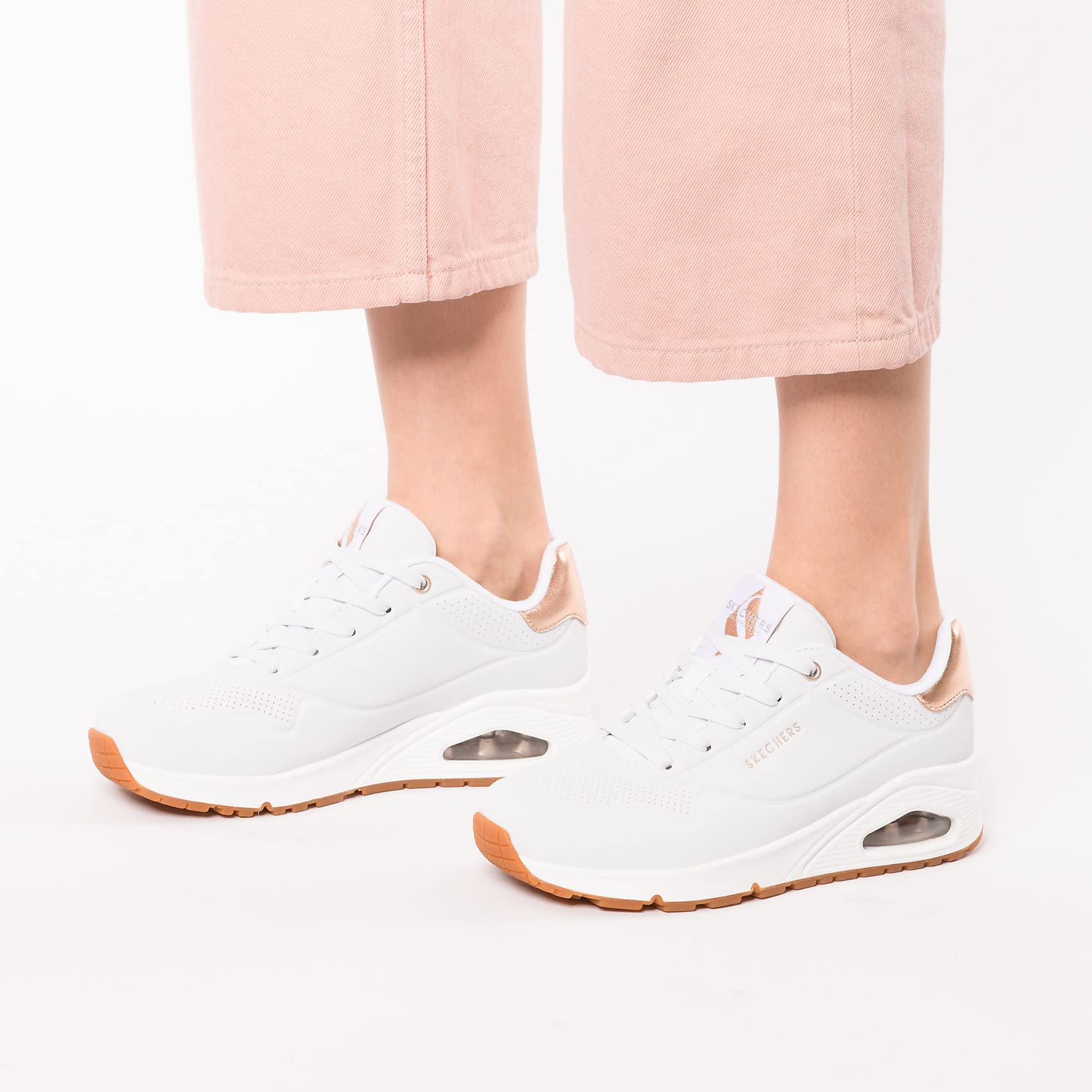 Primer plano del diseño lateral de las Skechers Uno Golden Air, destacando su silueta moderna.