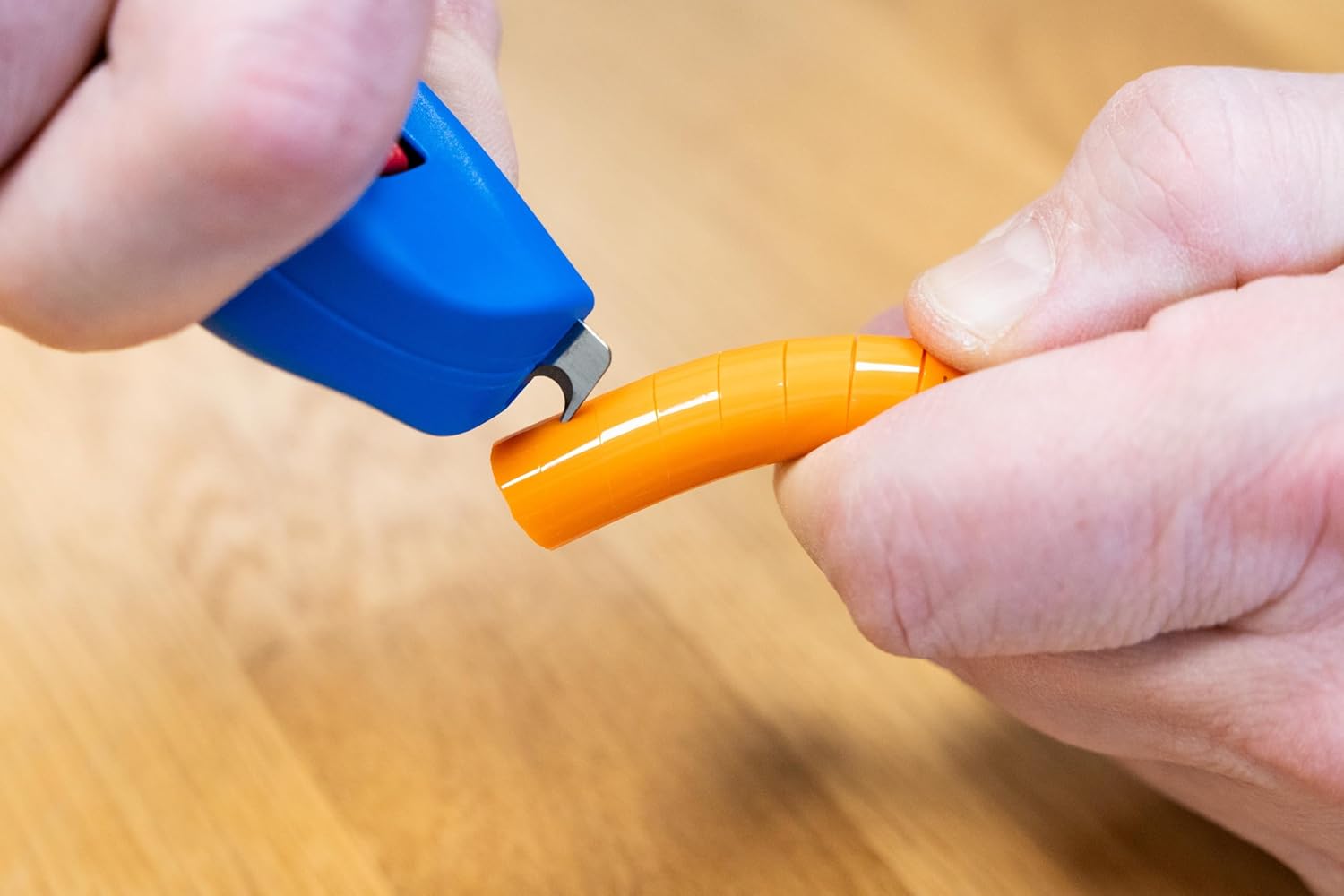 WEICON TOOLS Cable Stripper No. S 4-28 Spiral for round, longitudinal and spiral cuts from 4-28 mm Ø, integrated safety blade